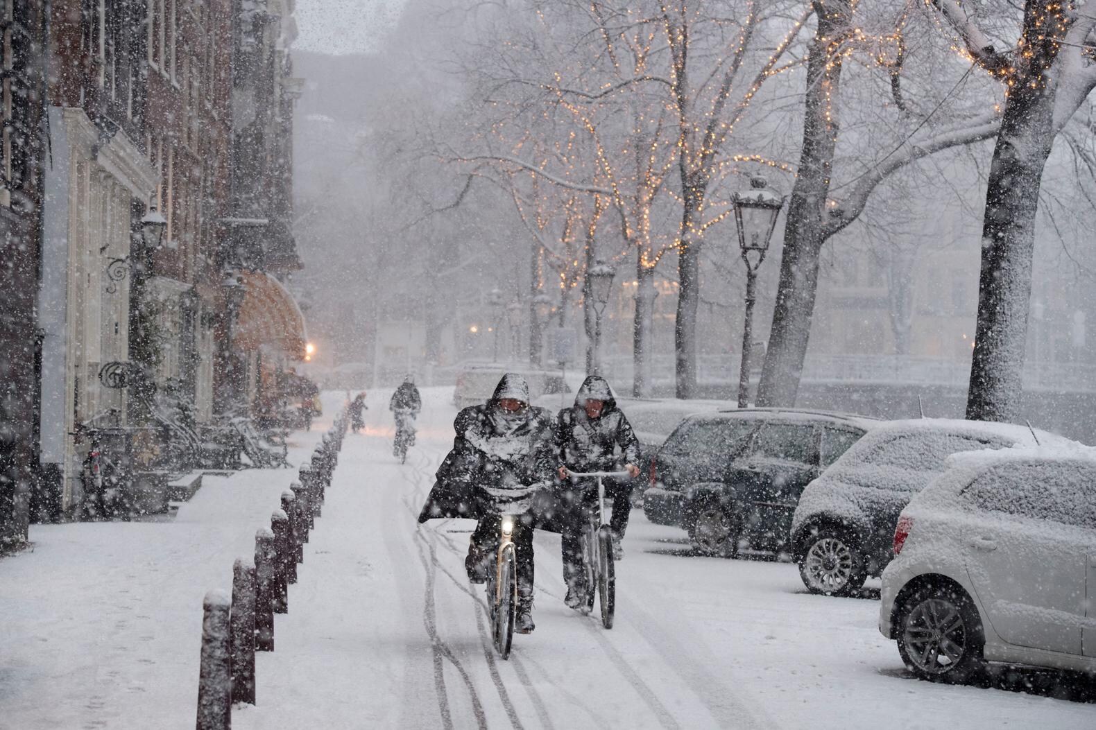 Drukte op de weg rond Amsterdam door sneeuw