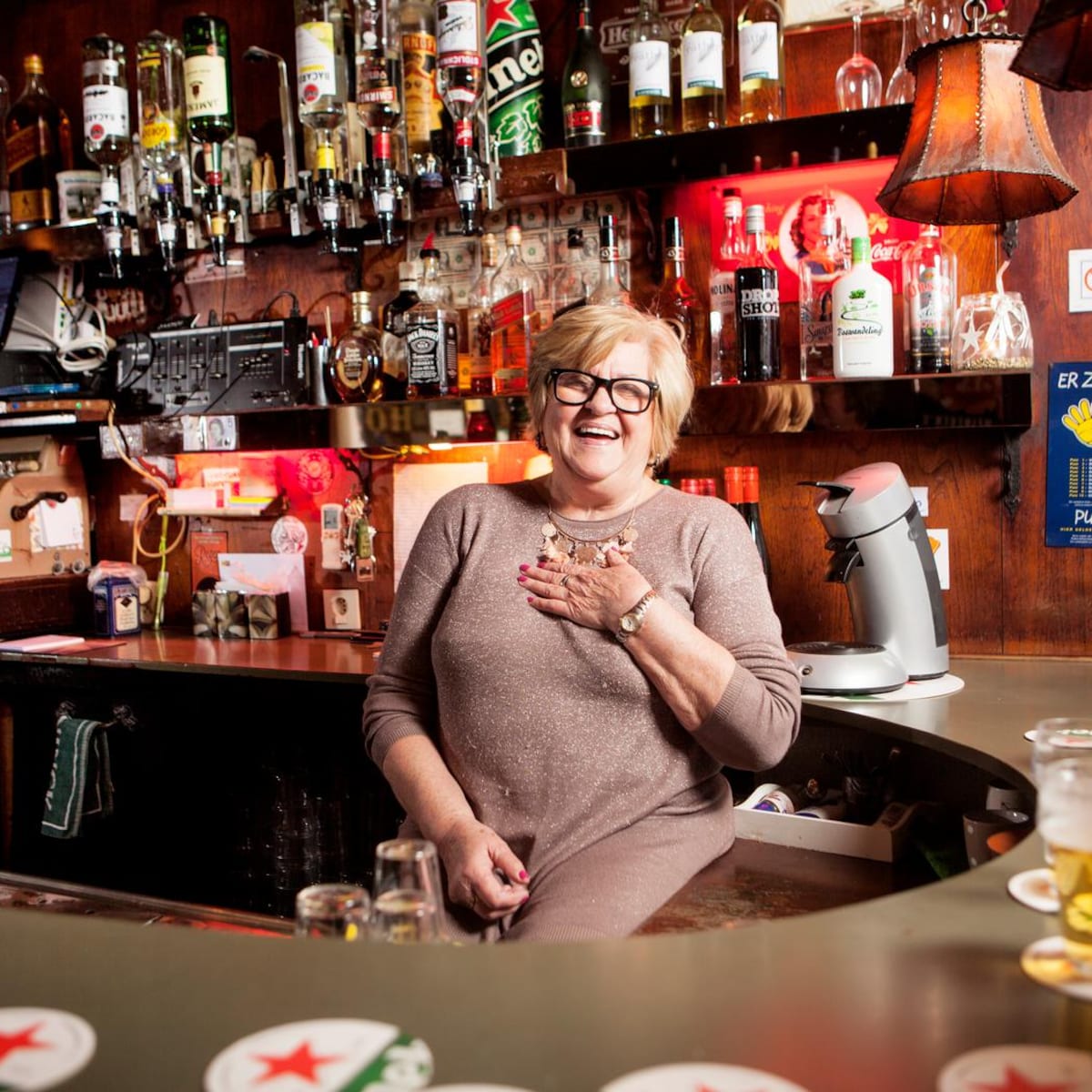 Deze Amsterdammers staan al meer dan een halve eeuw achter de bar | Het  Parool