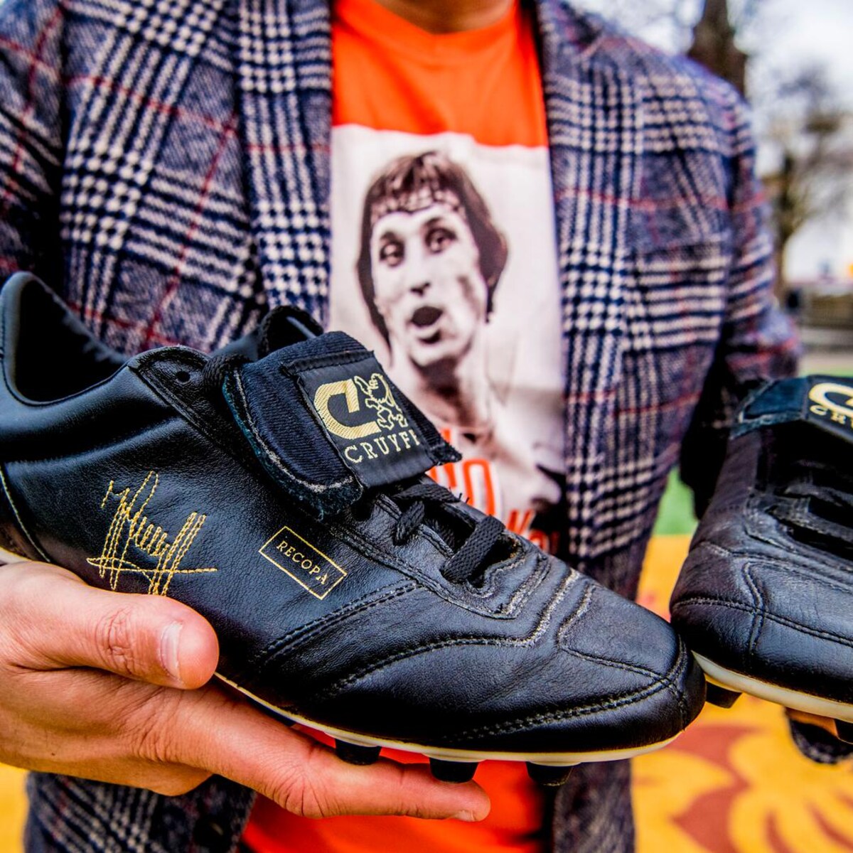 Schoenen Cruijff geveild voor 30 mille Het Parool