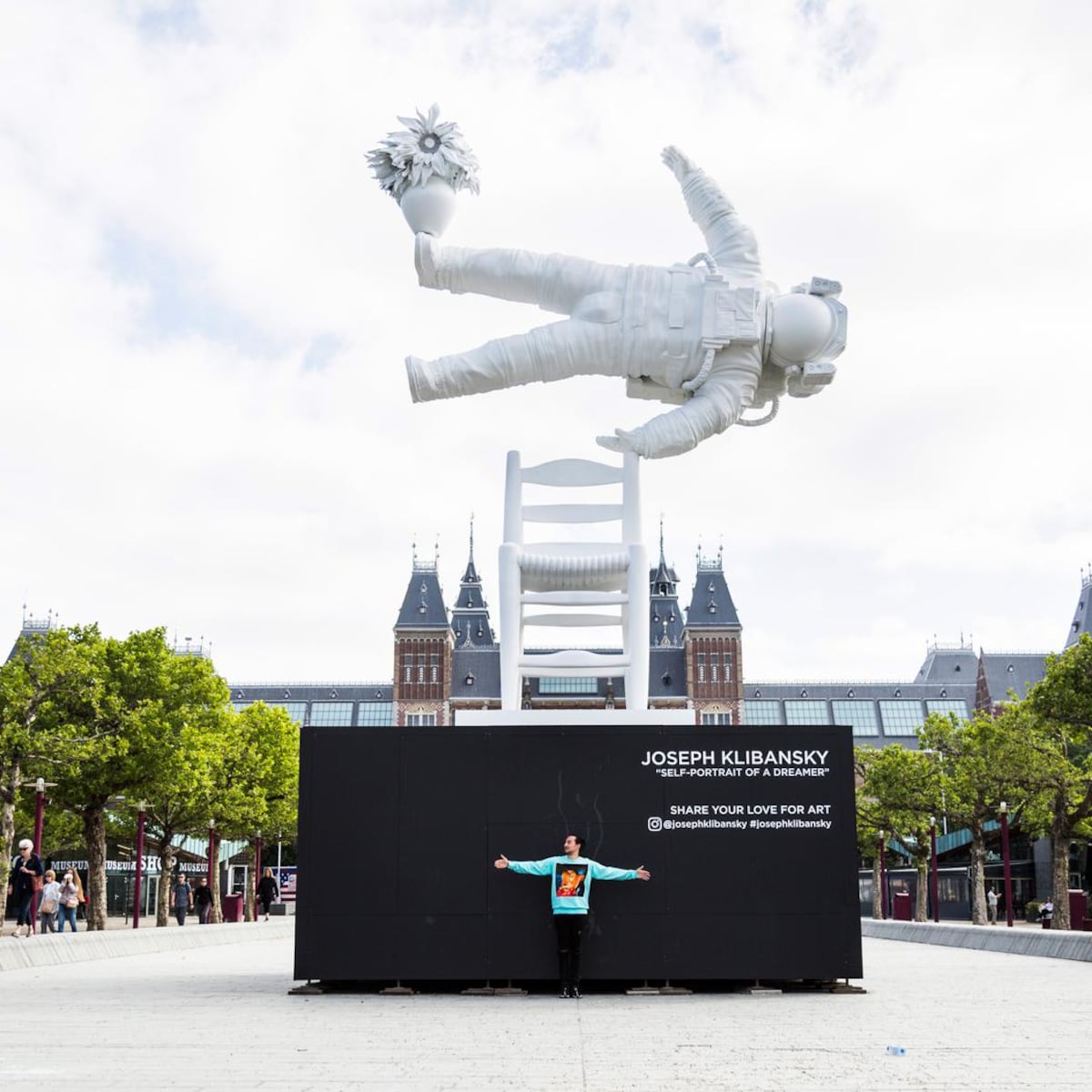 オブジェ De Astronaut' geland op Museumplein | Het Parool