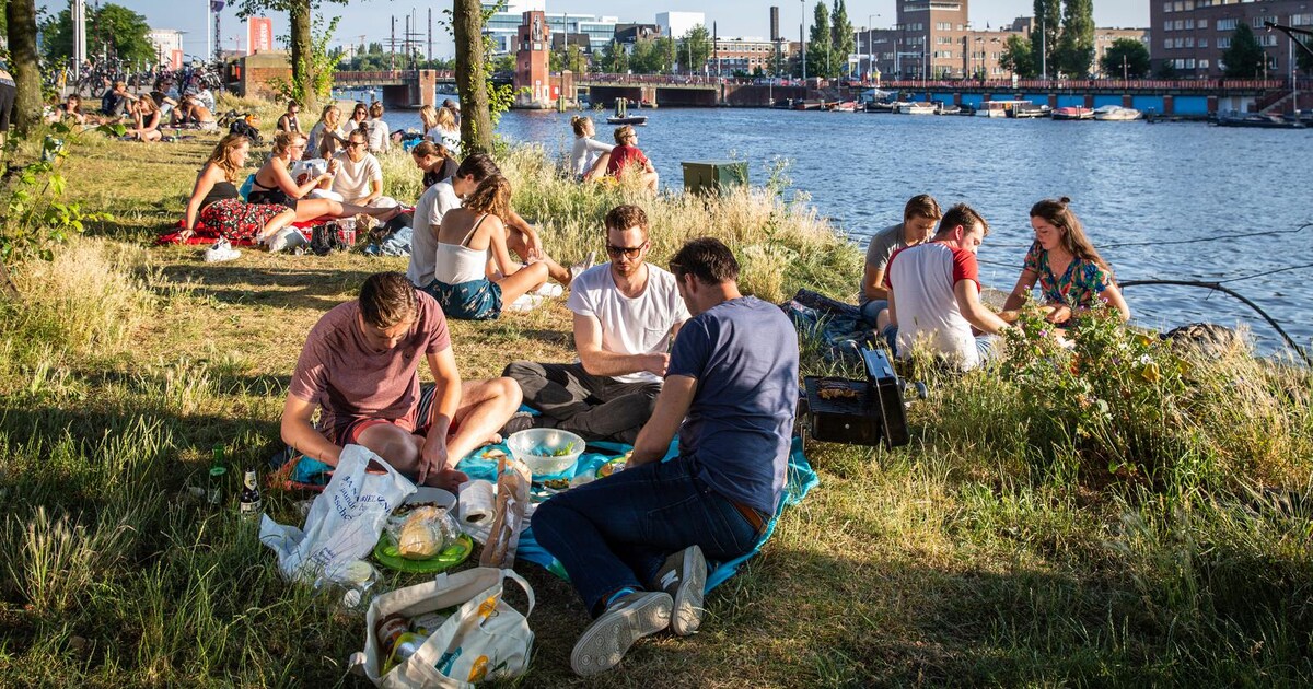 Bbq-verbod op 'Costa del Weesperzijde' massaal genegeerd