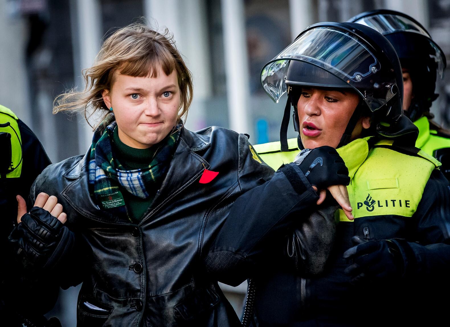 De politie treedt op bij het P.C. Hoofthuis waar een groep studenten het gebouw van de Universiteit van Amsterdam (UvA), bezet heeft. Ze voeren actie tegen bezuinigingen van het kabinet en uitholling van het onderwijs.