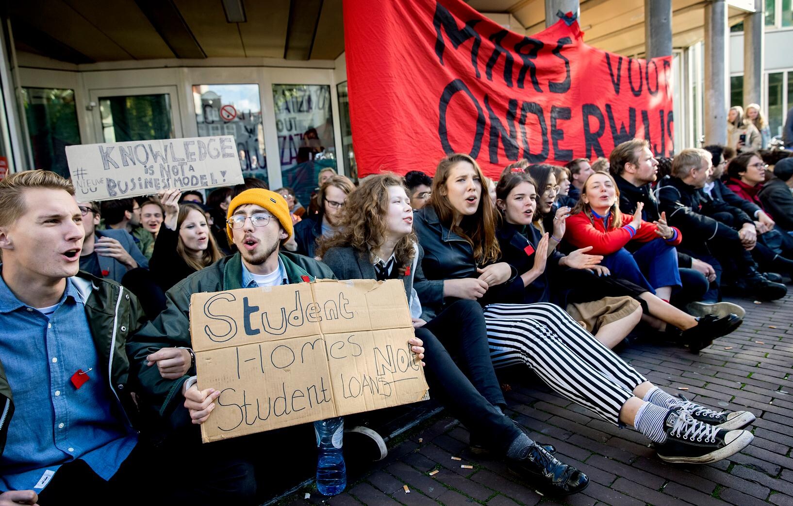 Een groep studenten bezet het P.C. Hoofthuis, het gebouw van de Universiteit van Amsterdam (UvA).