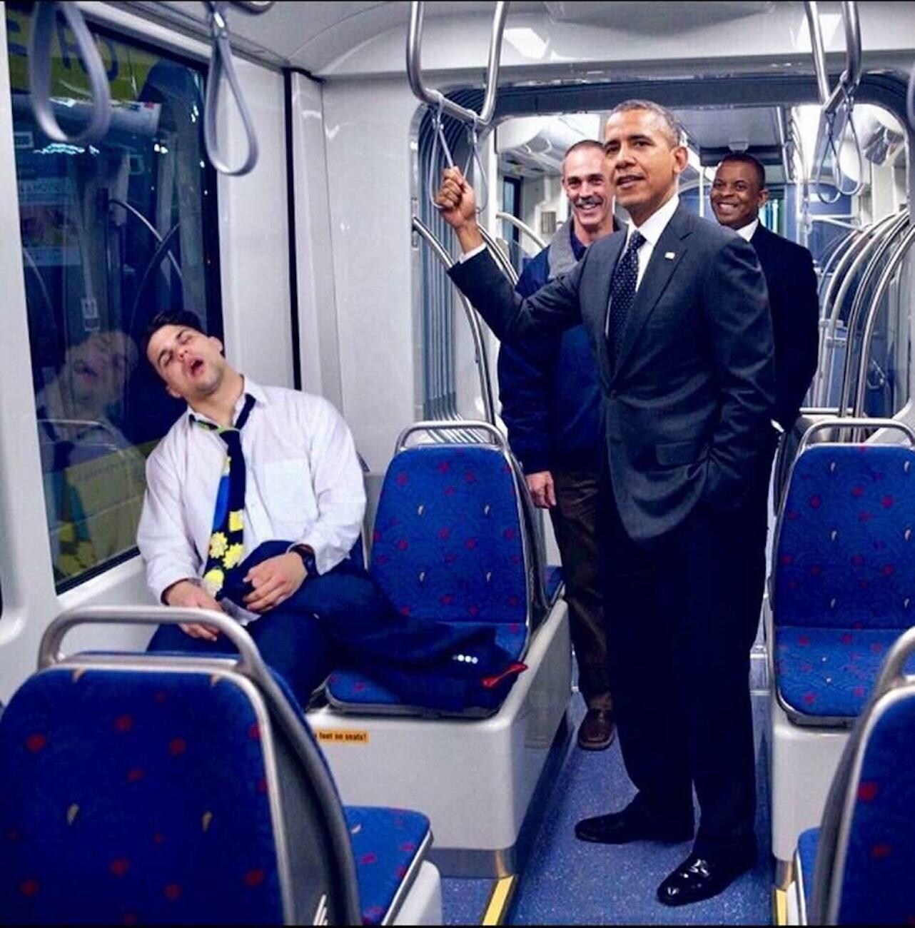 Is dat Obama in een Amsterdamse tram?