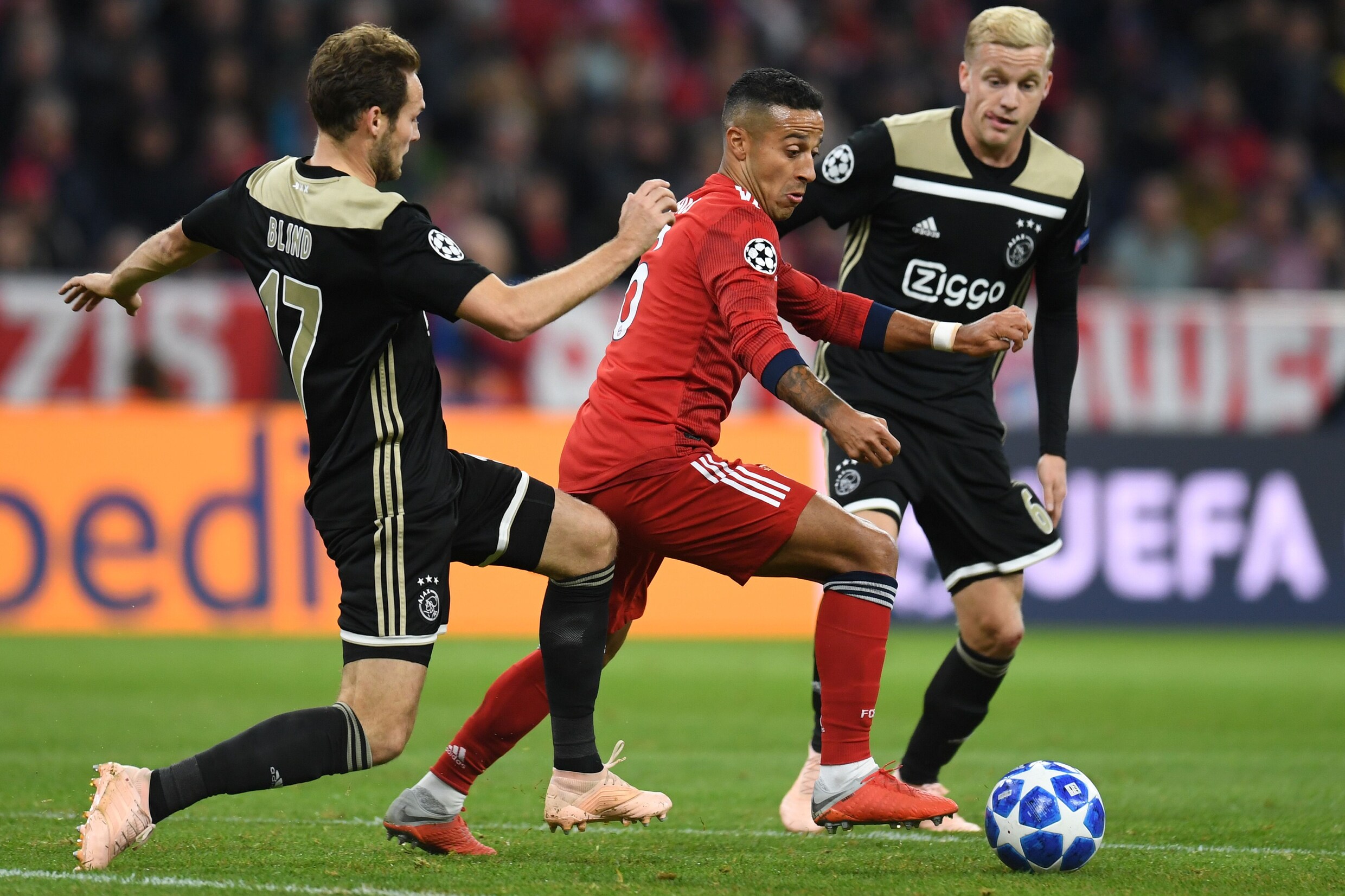 Ajax houdt dik verdiend punt over aan topduel met Bayern