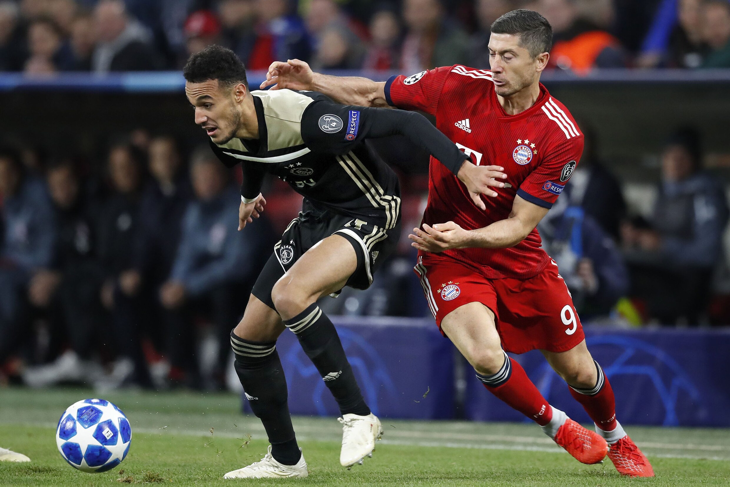 Ajax houdt dik verdiend punt over aan topduel met Bayern