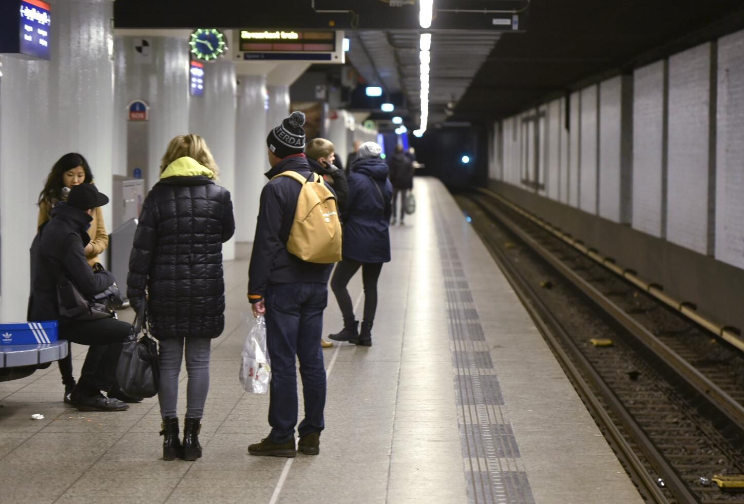 Man gewond na val op spoor metrostation Nieuwmarkt
