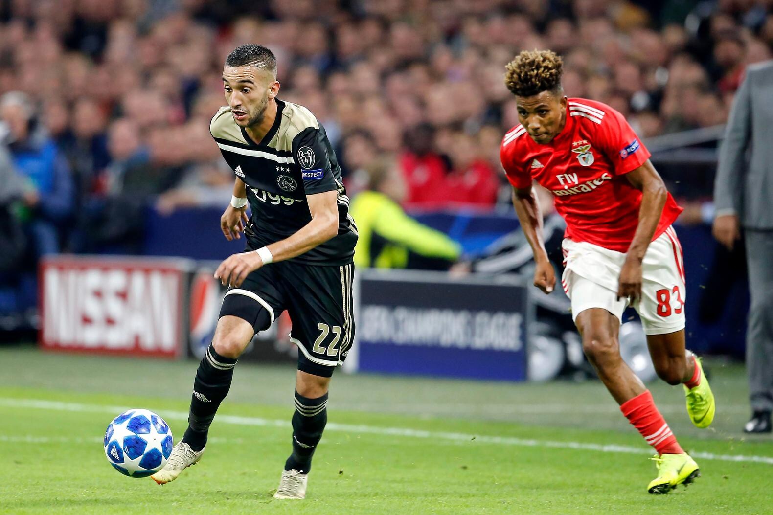 Mazraoui bezorgt Ajax geweldige uitgangspositie
