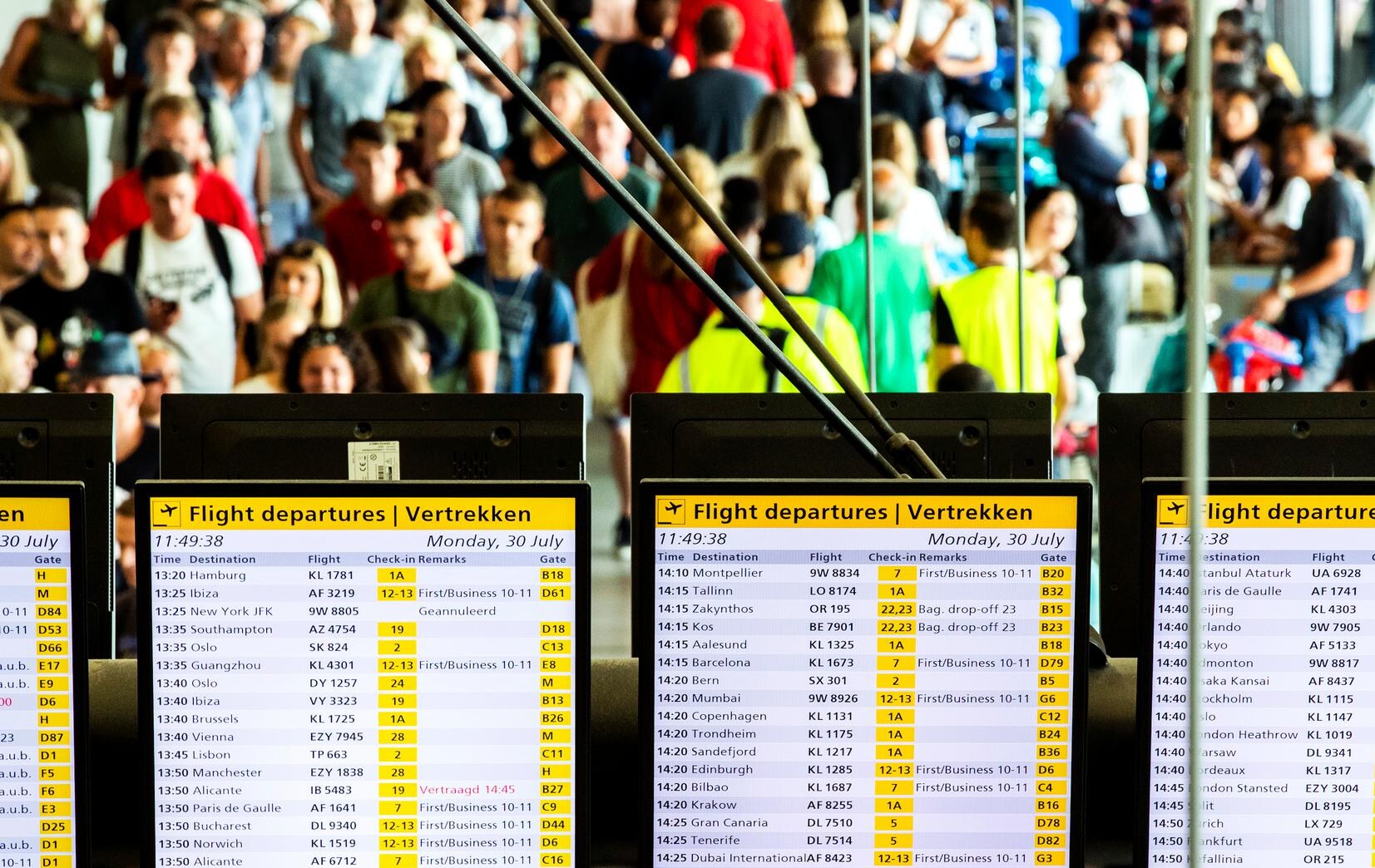 Boze reizigers bij paspoortcontrole op Schiphol