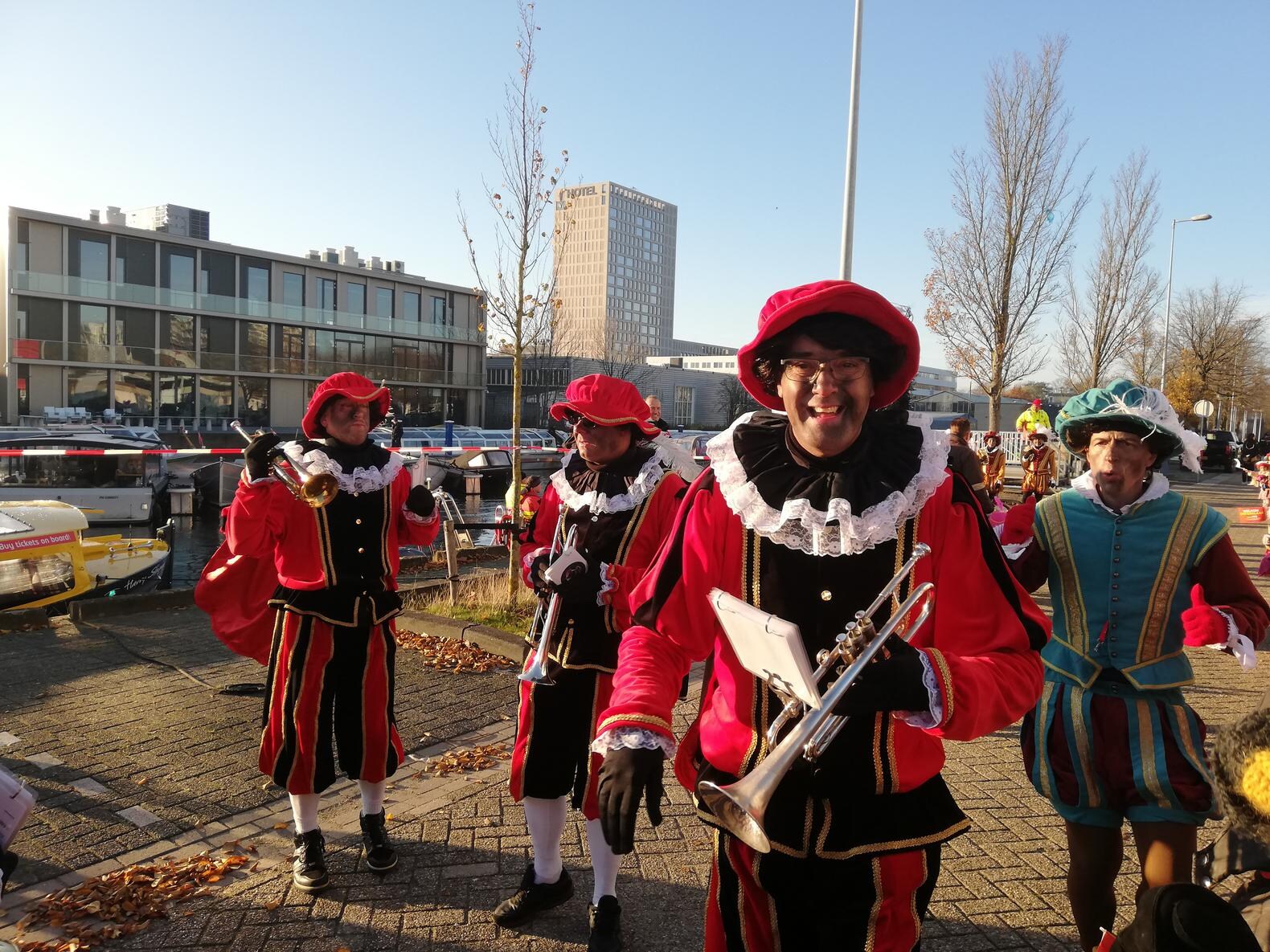 Sinterklaas en zijn Pieten zijn weer in Amsterdam