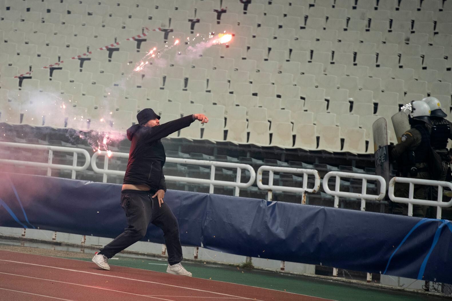 Supportersclub Ajax eist maatregelen tegen hooligans AEK
