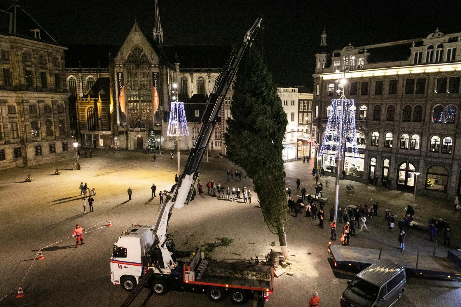 Amsterdams belangrijkste kerstboom is er weer
