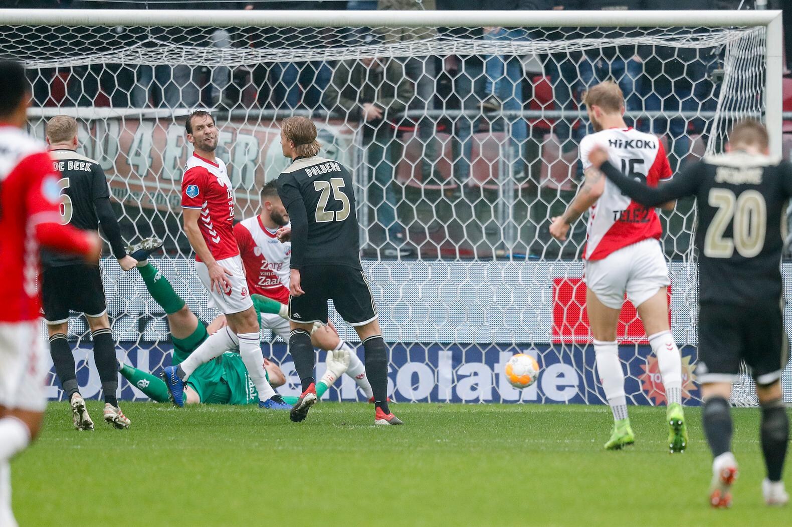 Ajax houdt gat PSV klein na verdiende winst in Utrecht
