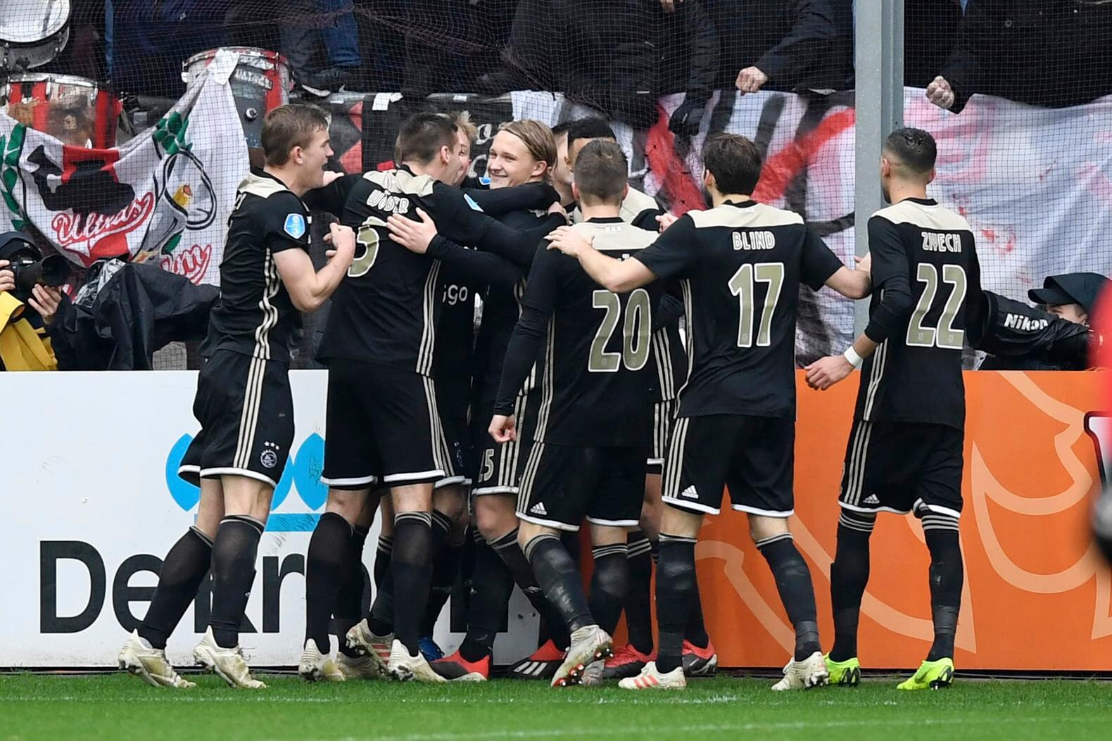 Ajax houdt gat PSV klein na verdiende winst in Utrecht