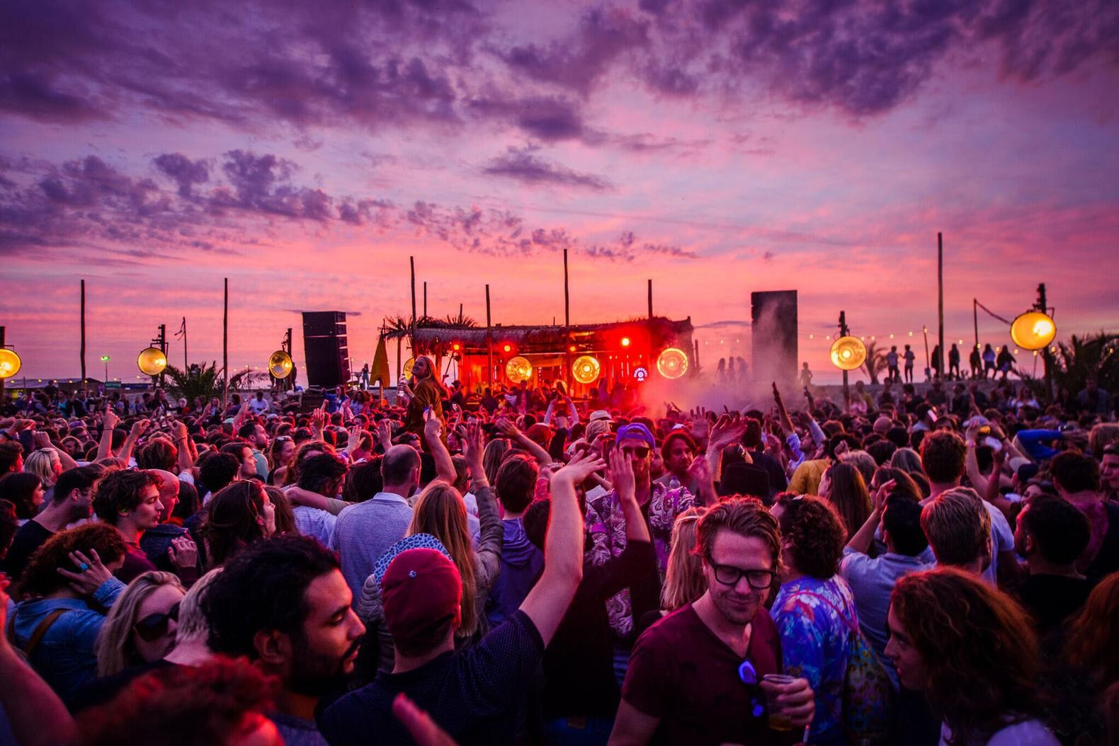 Pleinvrees En Awakenings Worstelen Met Aanscherping Regels Tijdens ADE En Trekken Klein Deel Kaarten In~b0ae8d42