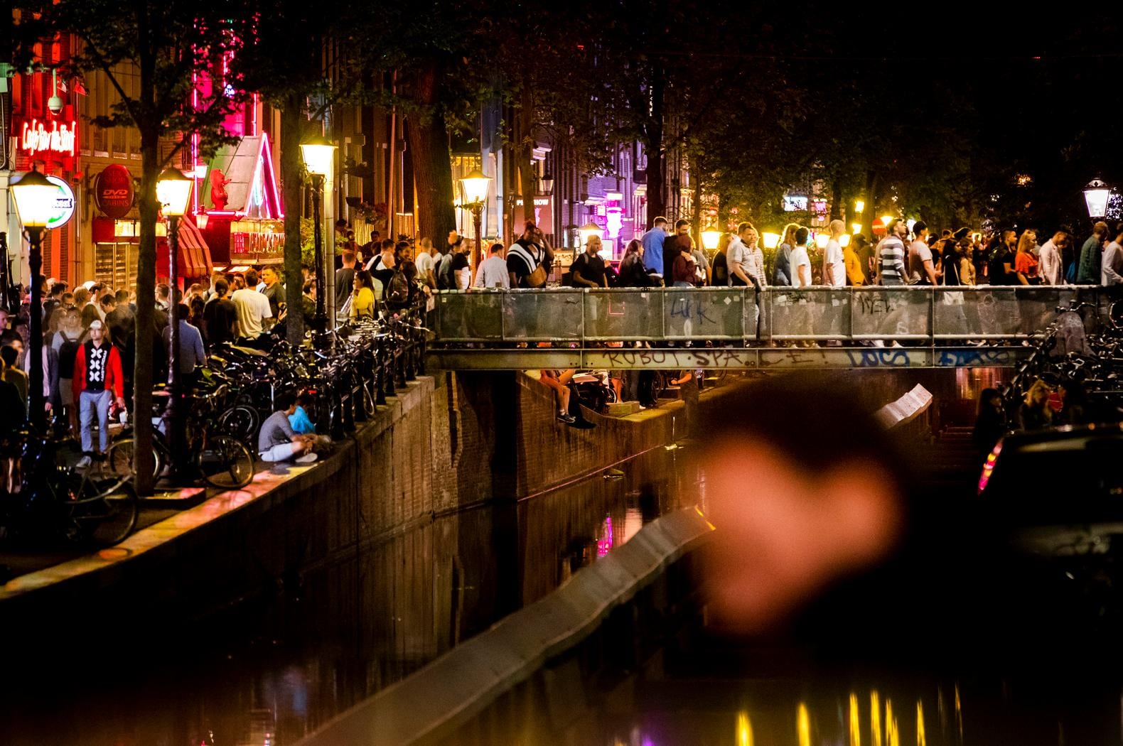 Seksbios keert terug op de Wallen, met geur en beweegstoel | Het Parool