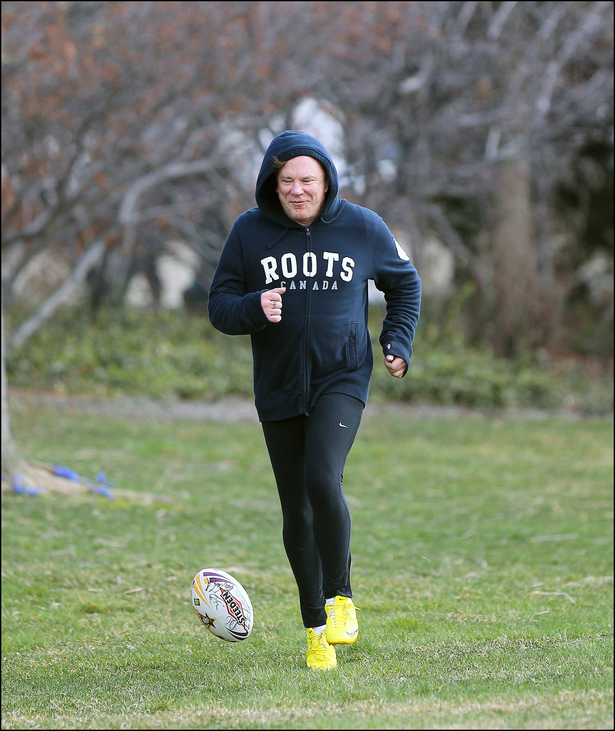 Mickey Rourke trekt zich terug uit rugbyfilm; hij vindt zichzelf te oud |  Het Parool