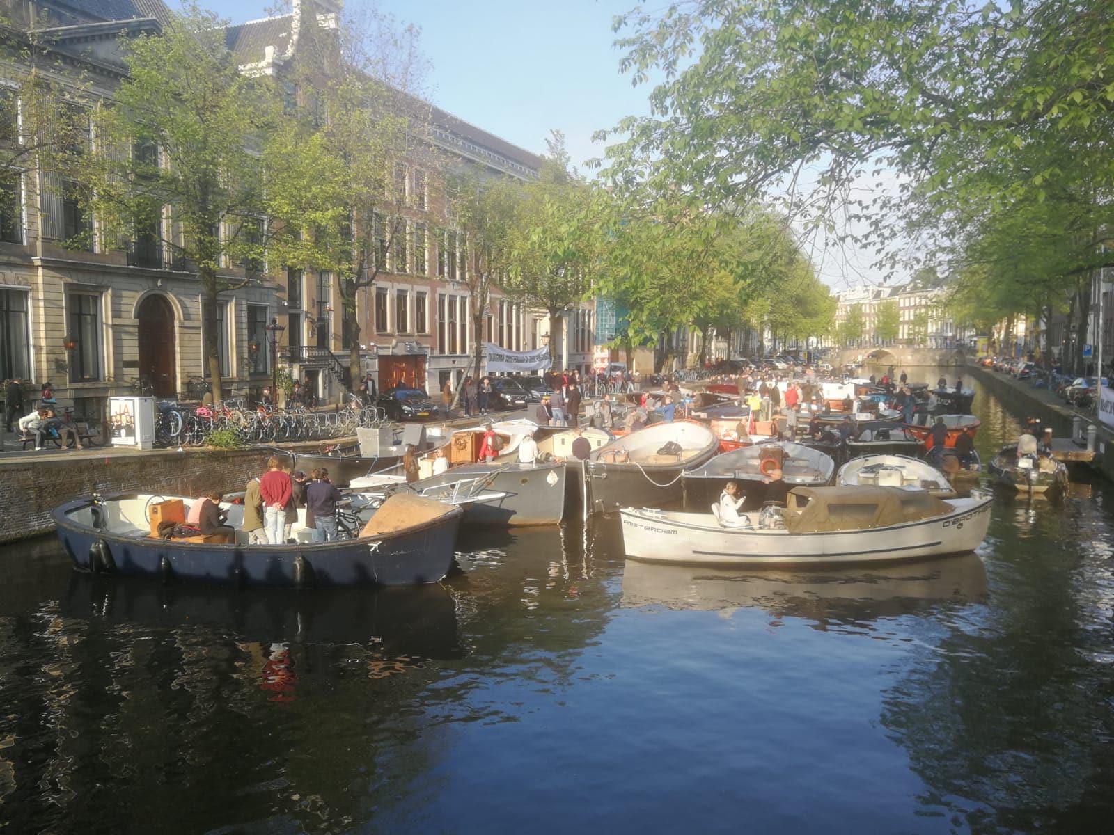 Boten blokkeren Herengracht uit protest tegen vaarbeleid