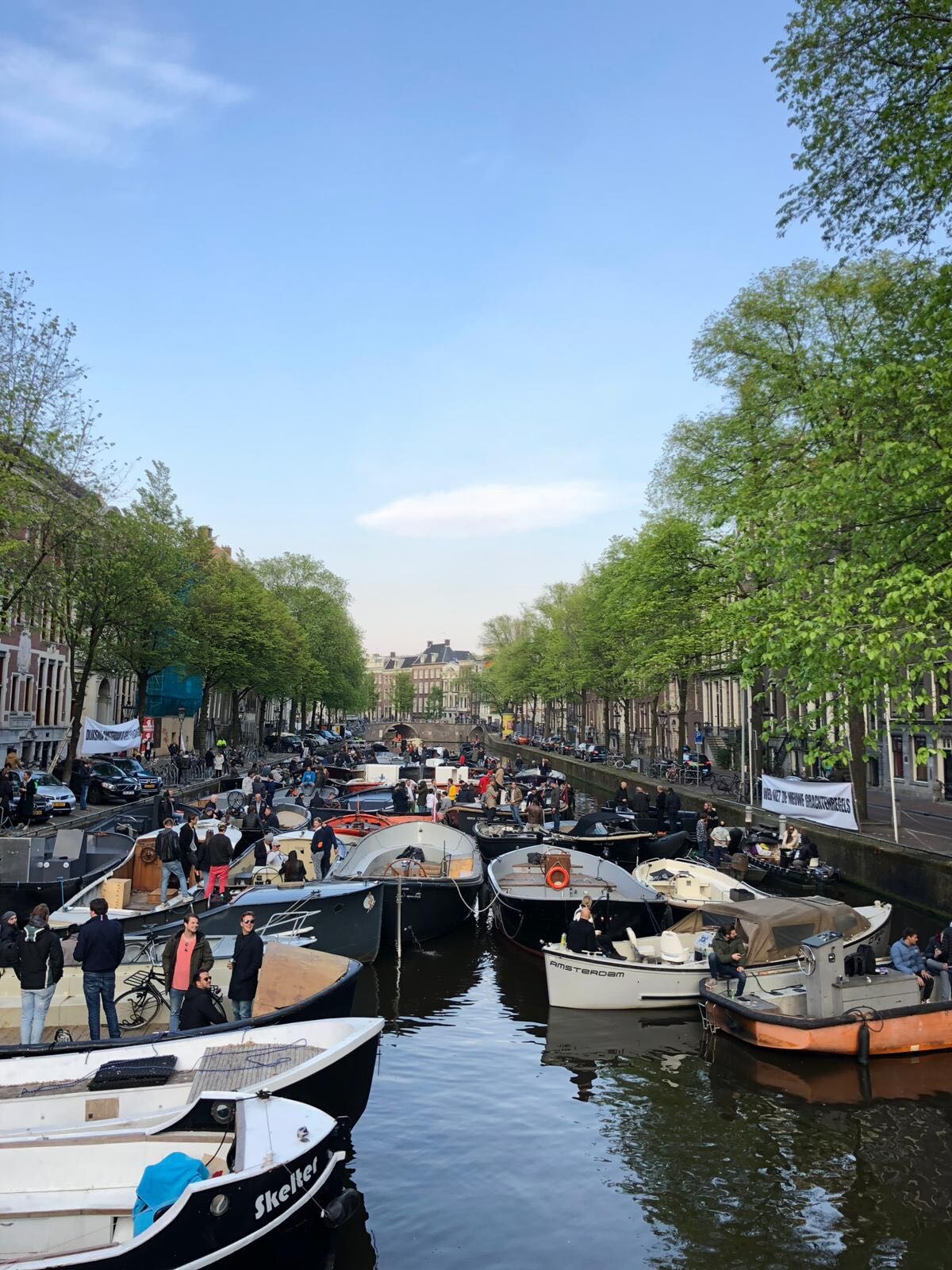 Boten blokkeren Herengracht uit protest tegen vaarbeleid