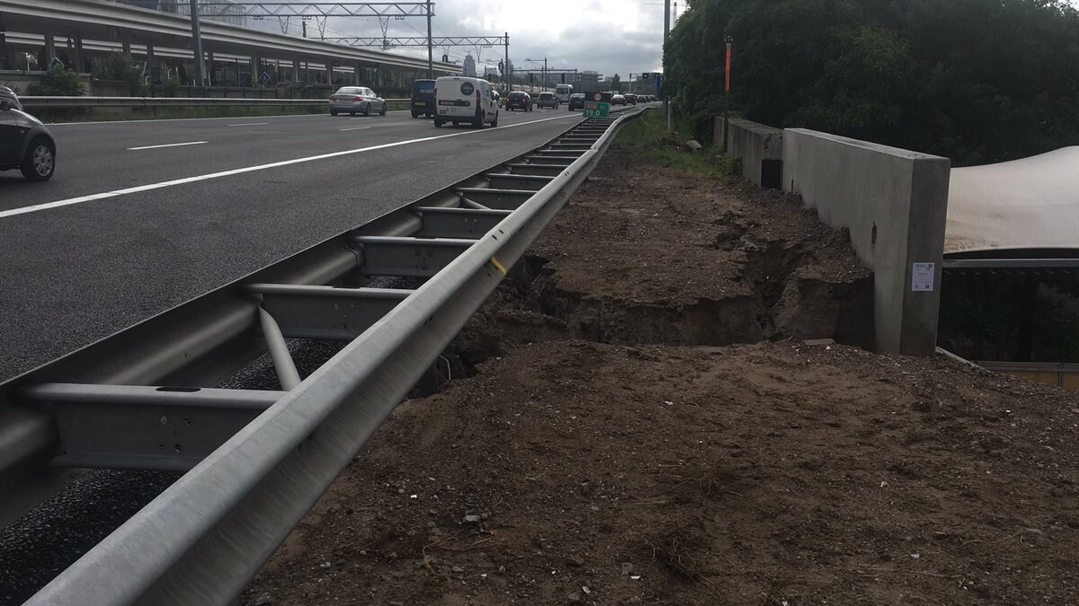 Grondverschuiving onder asfalt spitsstrook A10 | Het Parool