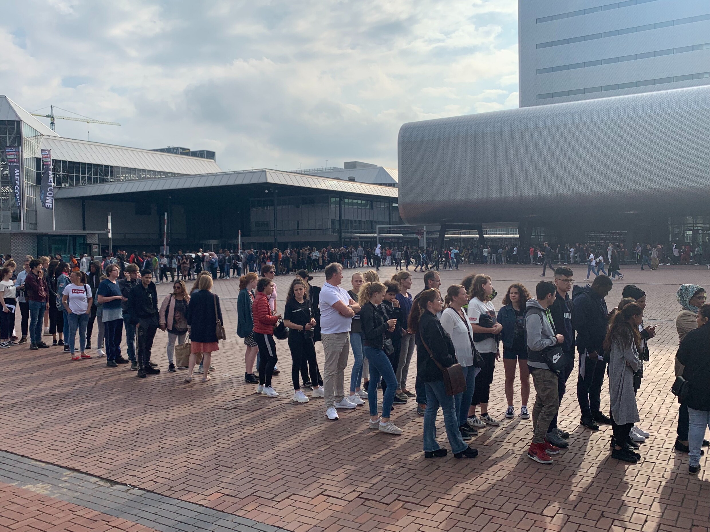 Gigantische rij voor RAI vanwege meningokokkenprik | Het Parool