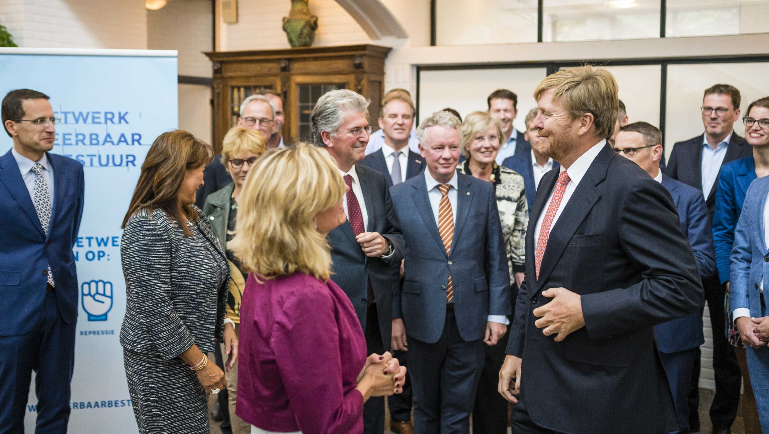 Bestuurders en politici ‘schouder aan schouder’ tegen bedreigingen ...