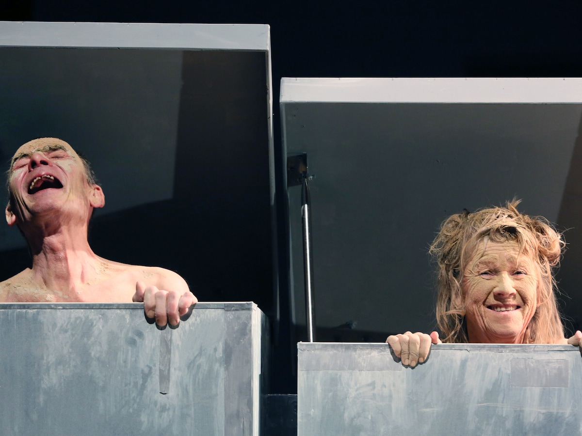 cas-enklaar-en-elsje-de-wijn-als-vader-en-moeder-nagg-en-nell