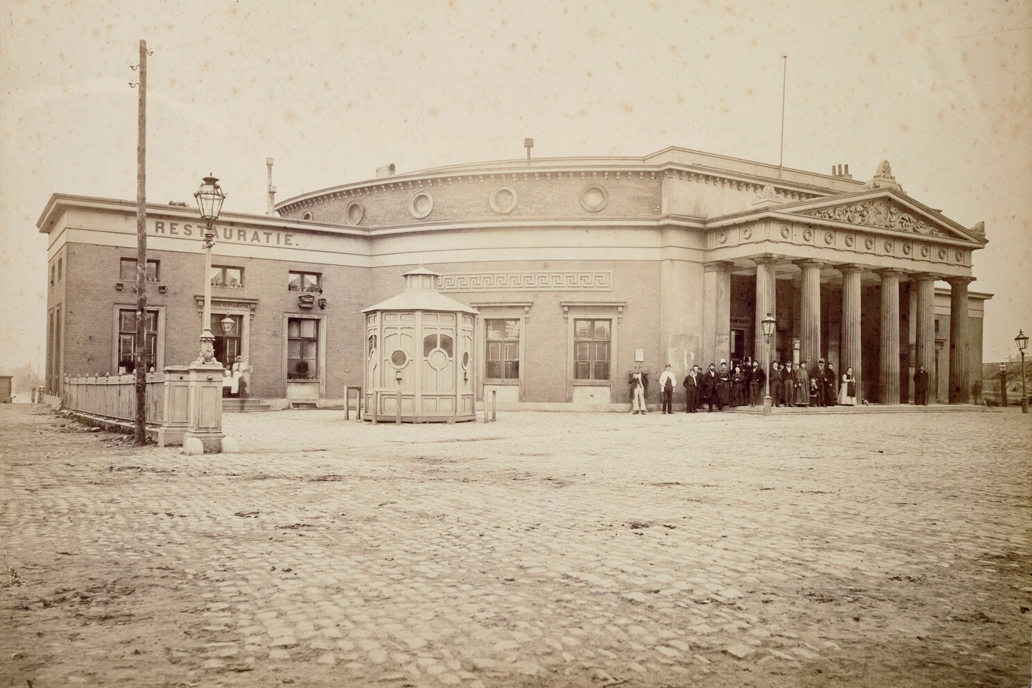 Station Willemspoort in 1870 en 2019