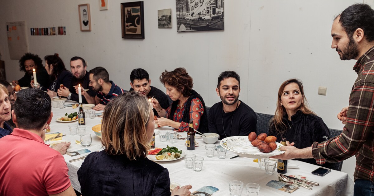 Elke maandag dineren 25 statushouders aan de Weesperzijde