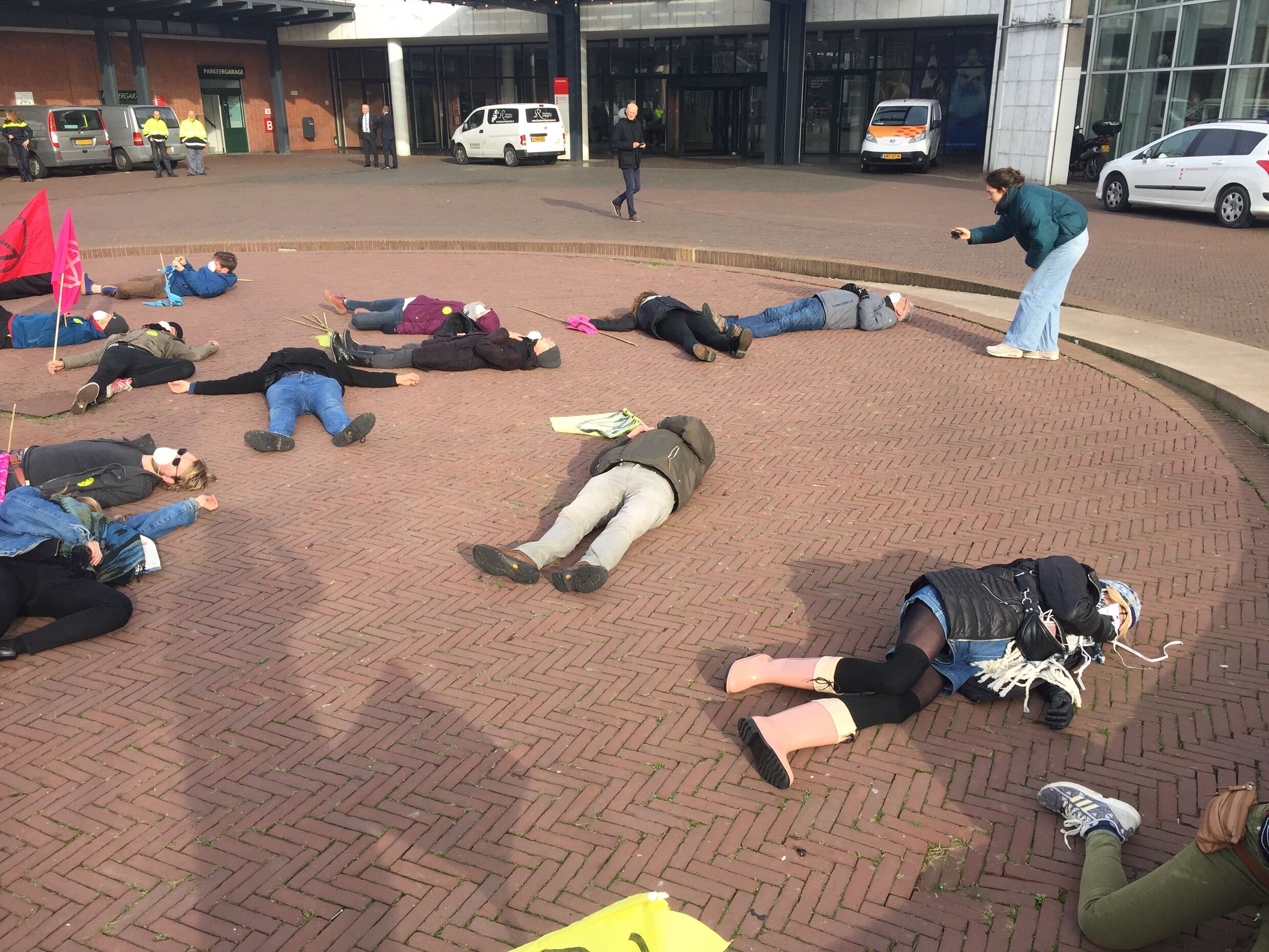 Extinction Rebellion valt voor dood neer bij de Stopera tijdens ...