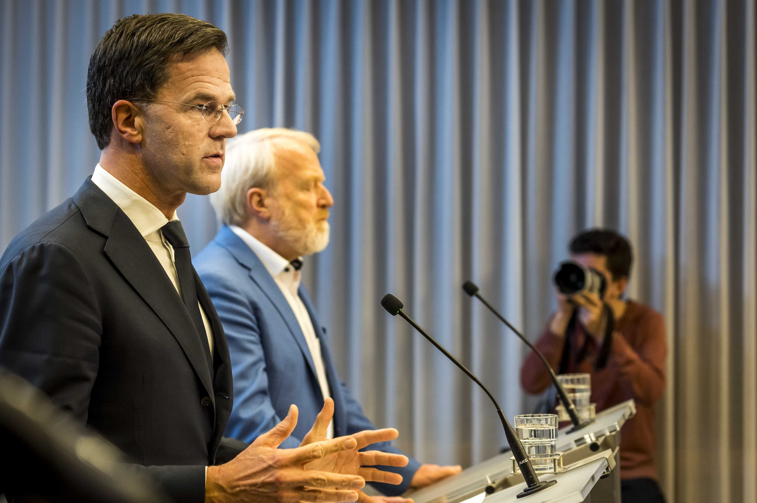 Rutte: Stop vanaf nu met handen schudden | Het Parool