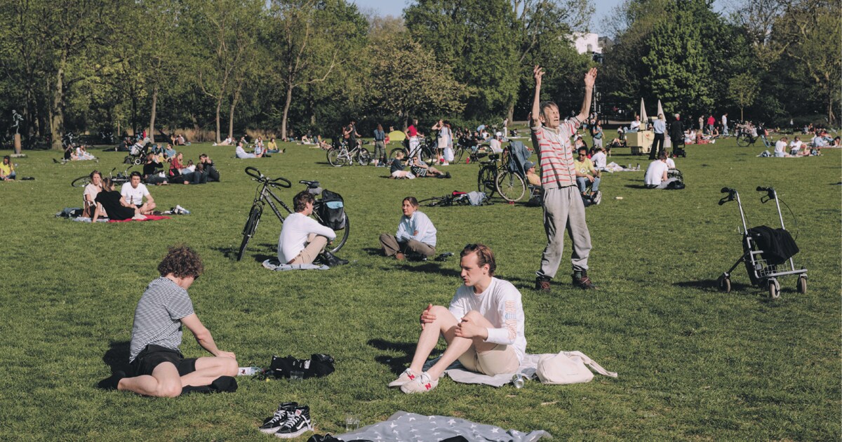 Het was druk in de Amsterdamse parken: ‘Een wonder dat zoveel mensen wél thuisblijven’