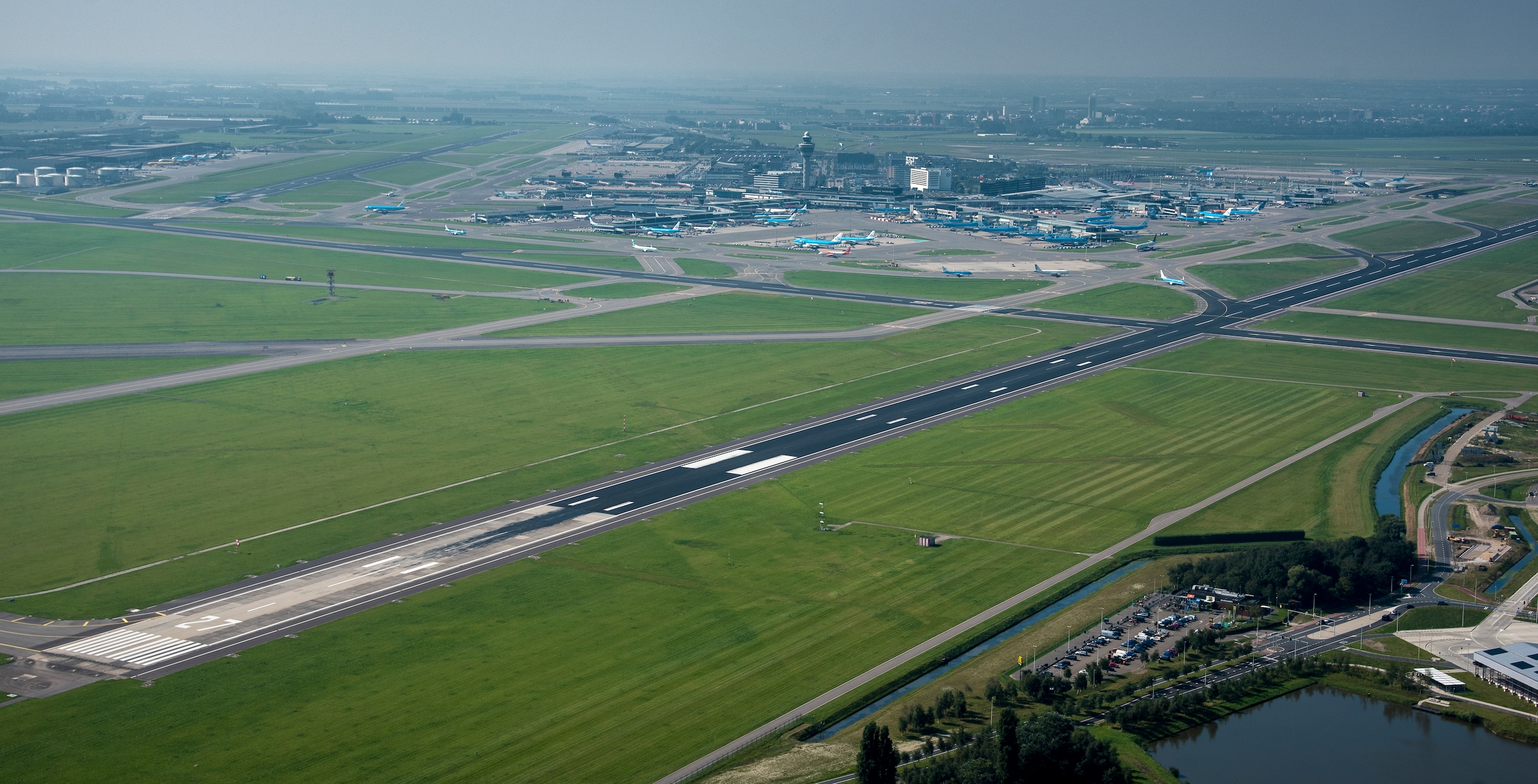 Luchtfoto van de Buitenveldertbaan op de luchthaven van Schiphol.