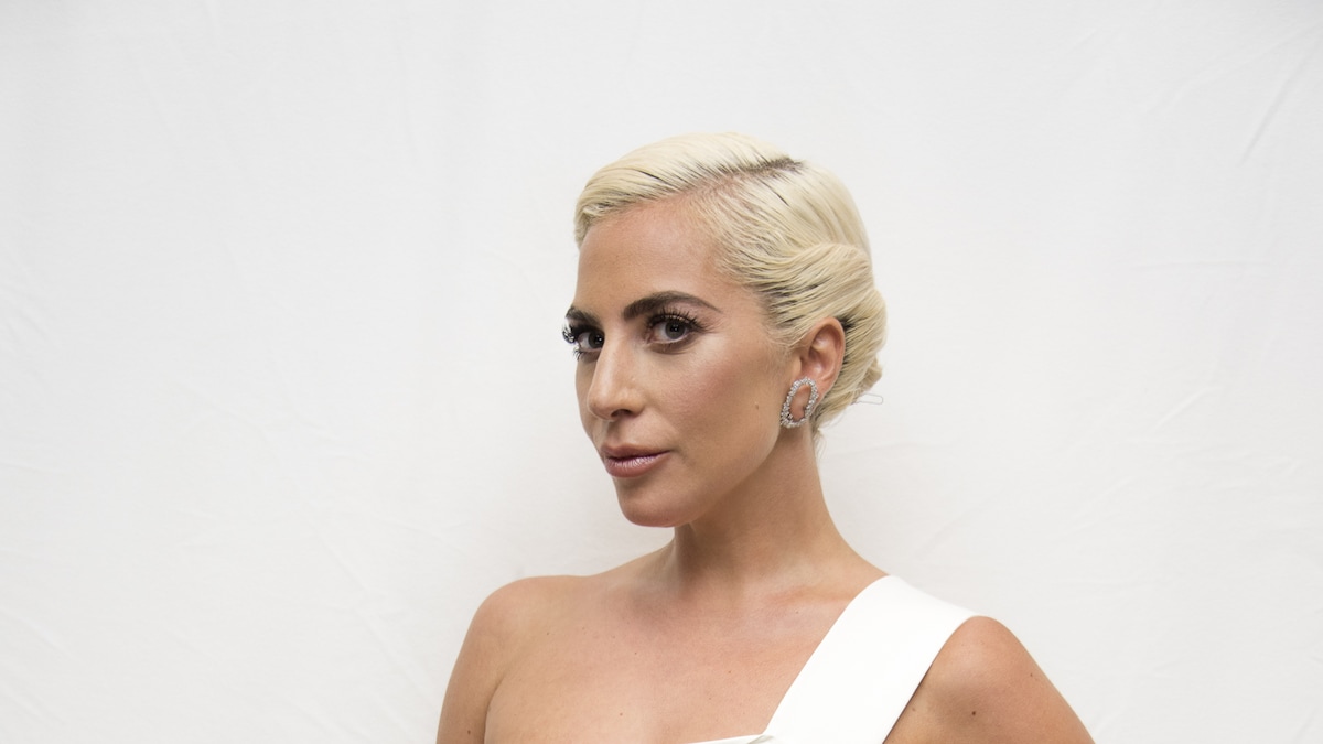 Lady Gaga keert terug en ruilt vleesjurk in voor synthesizer | Het Parool