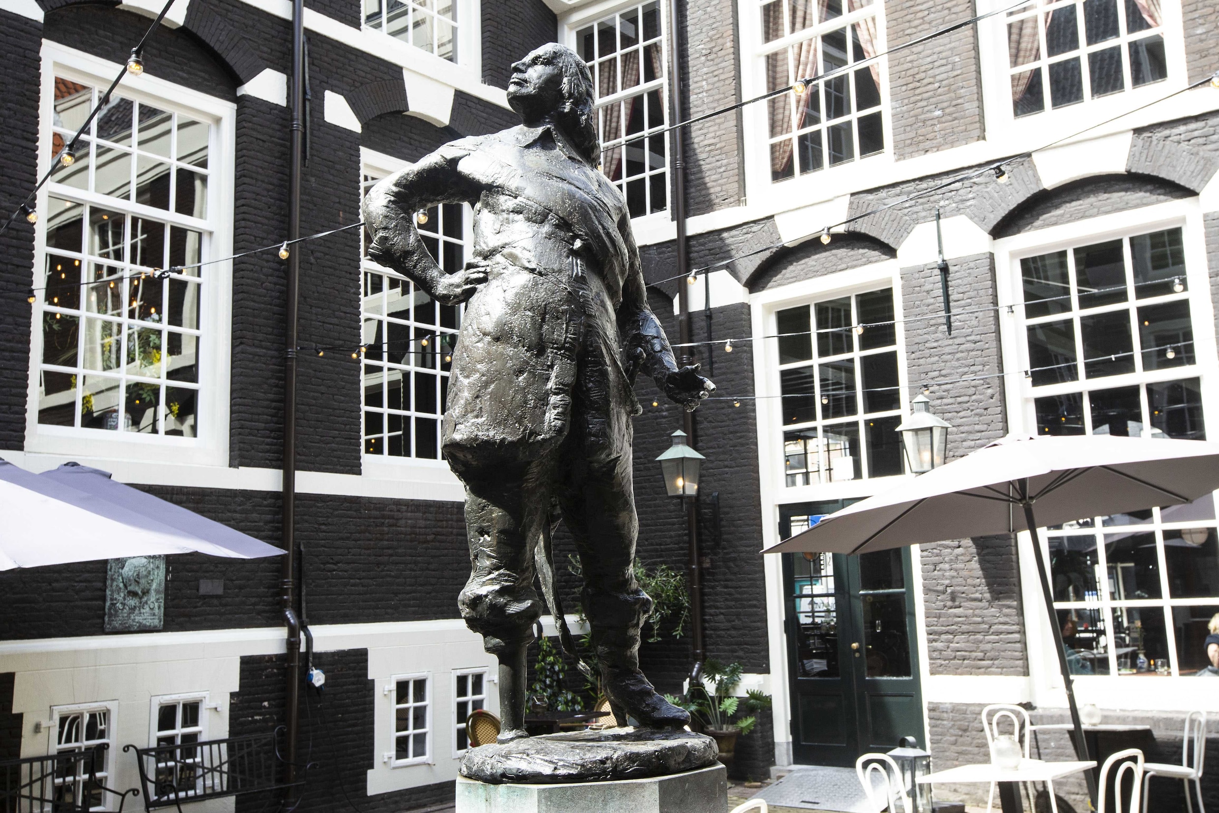 7 historische figuren waar we liever niet meer naar vernoemen | Het Parool