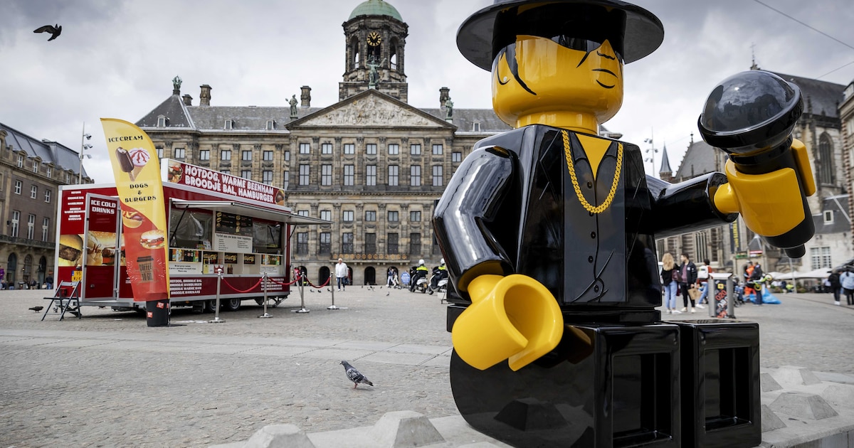 Van de Dam gestolen legobeeld André Hazes duikt op in Fries dorp