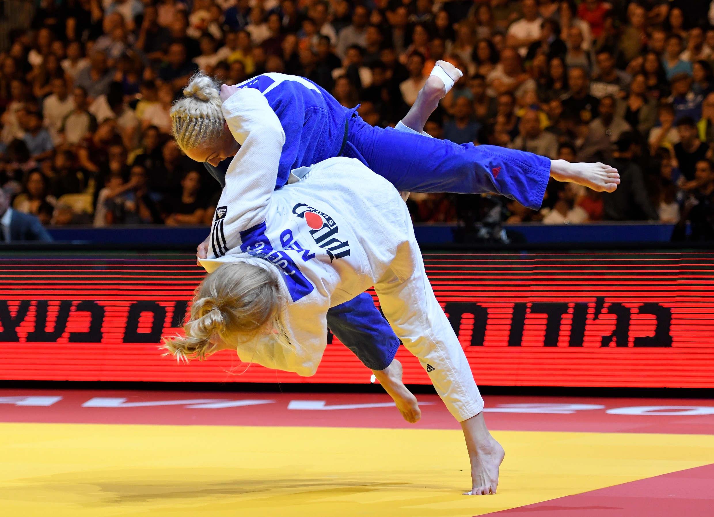 Niets zo leuk als gooien: judoka’s mogen weer | Het Parool