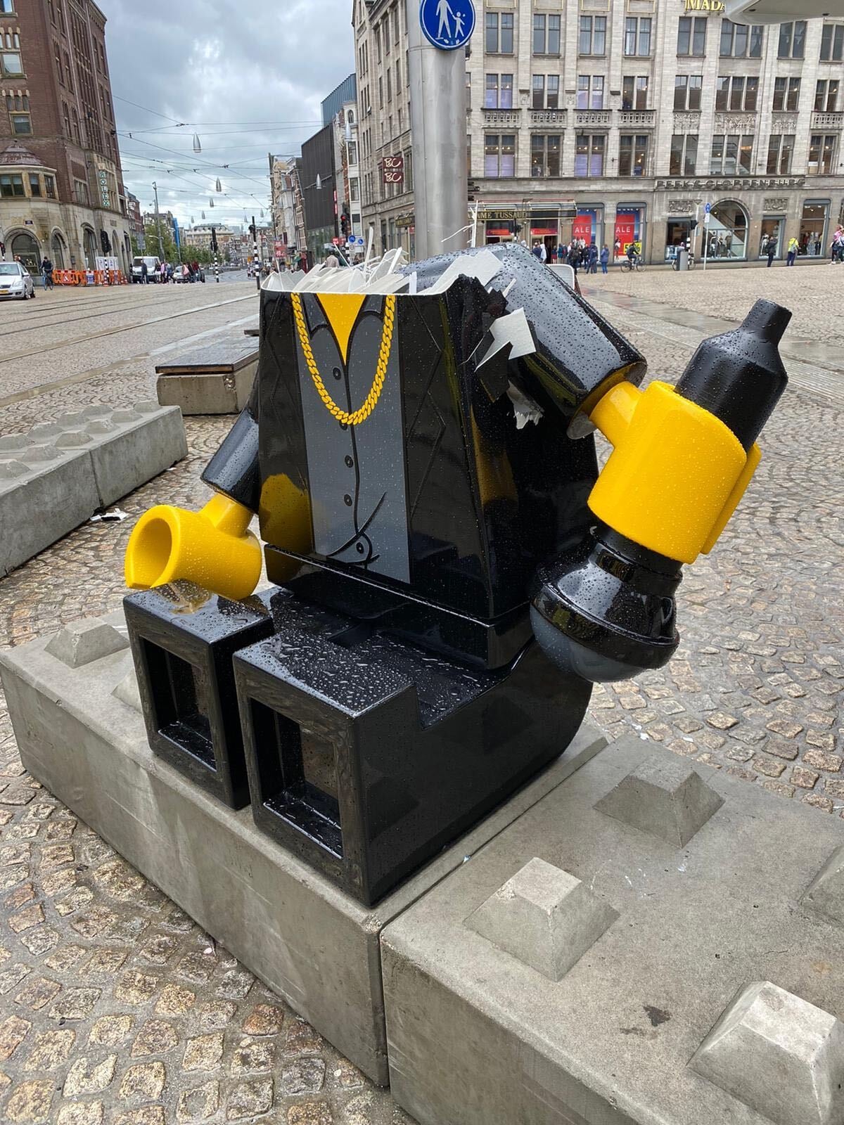 Nieuw 'hufterproof' Hazes-beeld in de maak | Het Parool