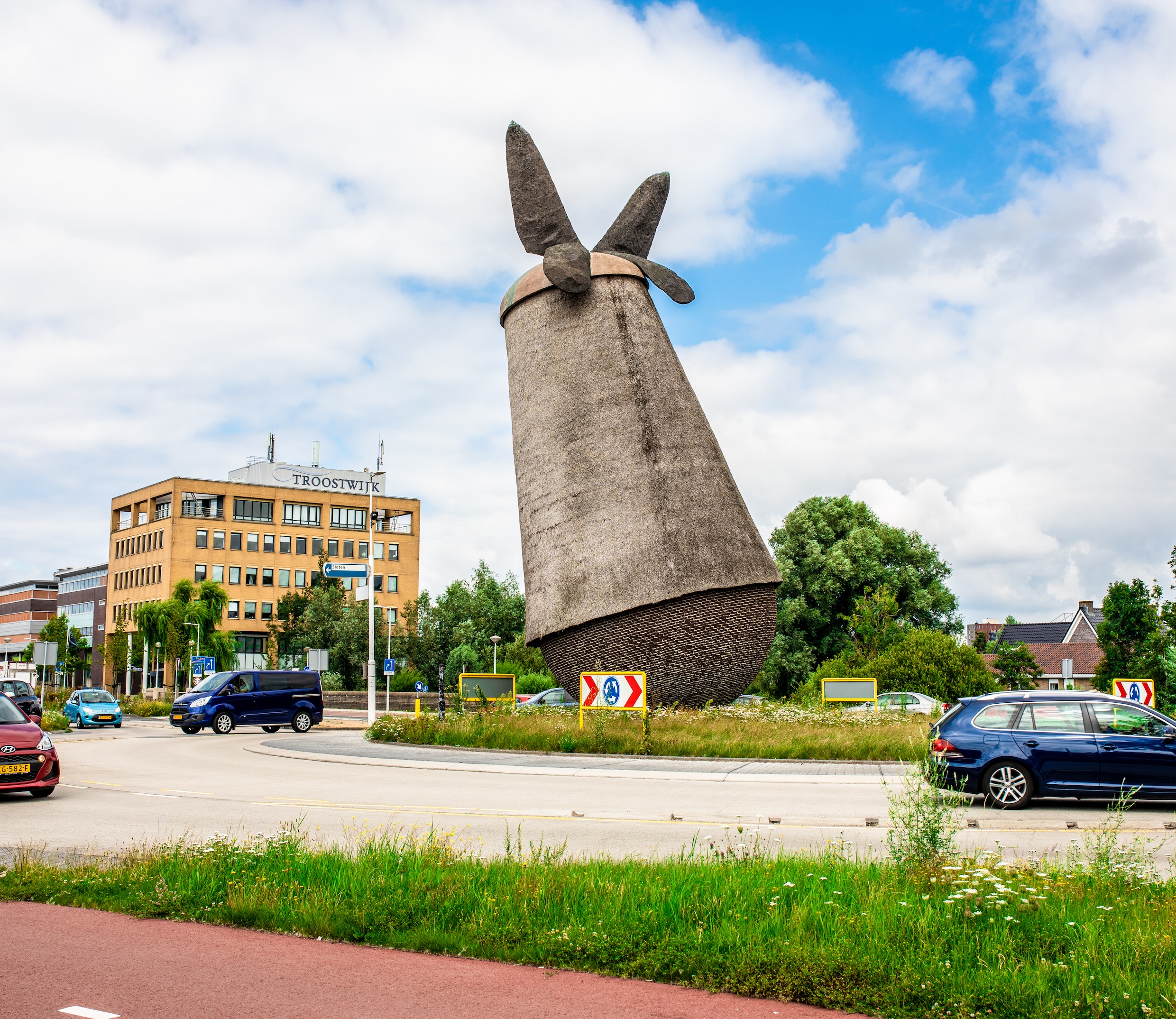 De Vlindermolen is een van de betere rotondebeelden van Nederland | Het  Parool