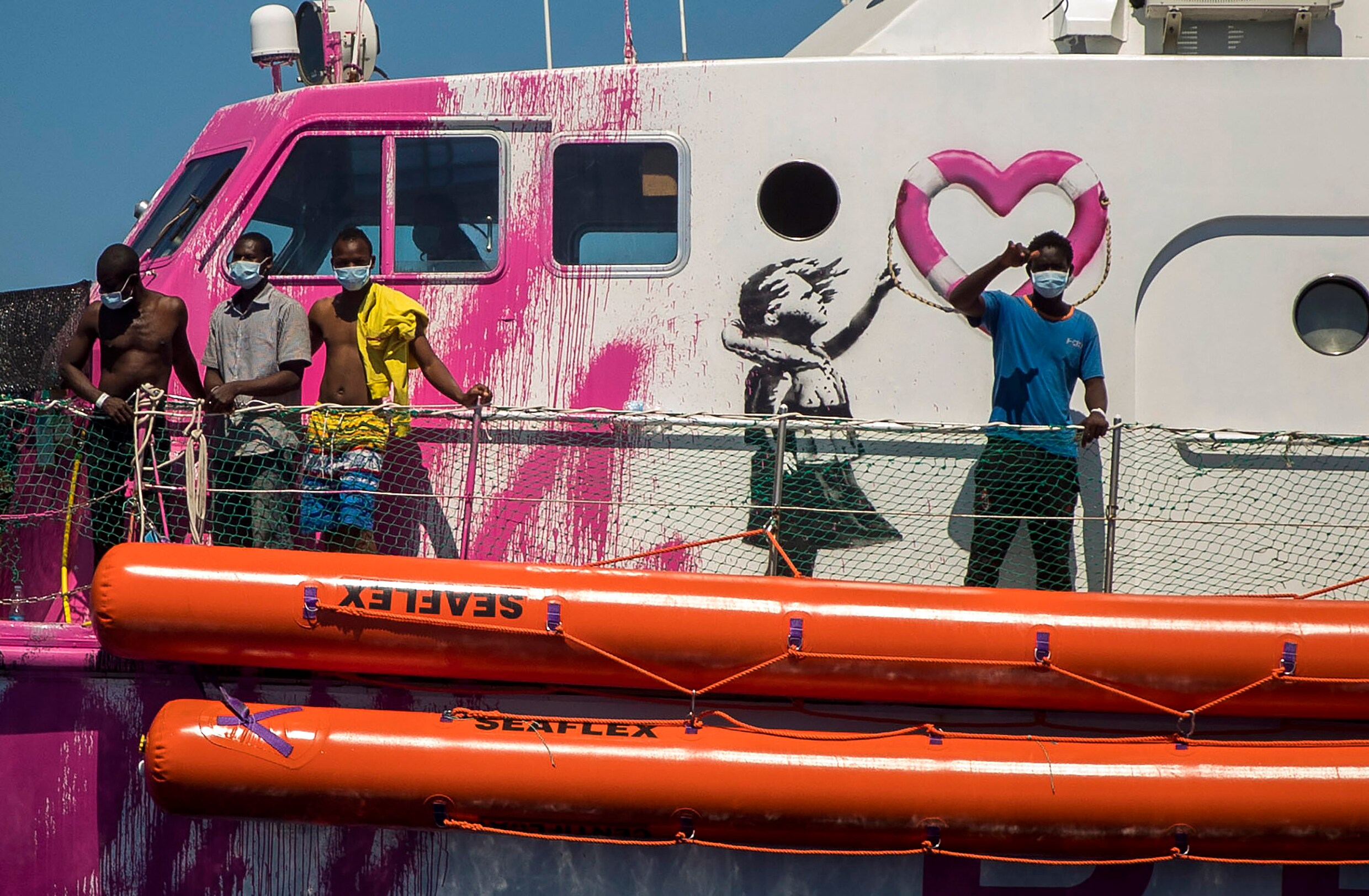 Banksy financiert en beschildert reddingsboot in Middellandse Zee