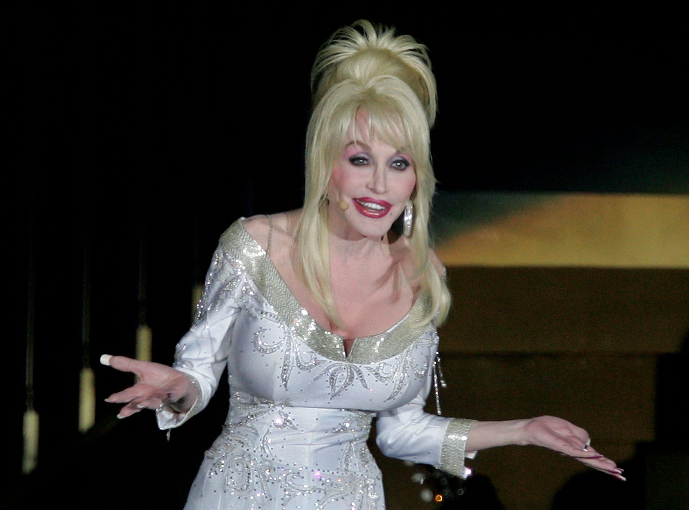 dolly-parton-maakte-er-geen-enkel-probleem-van-natuurlijk-playbackte
