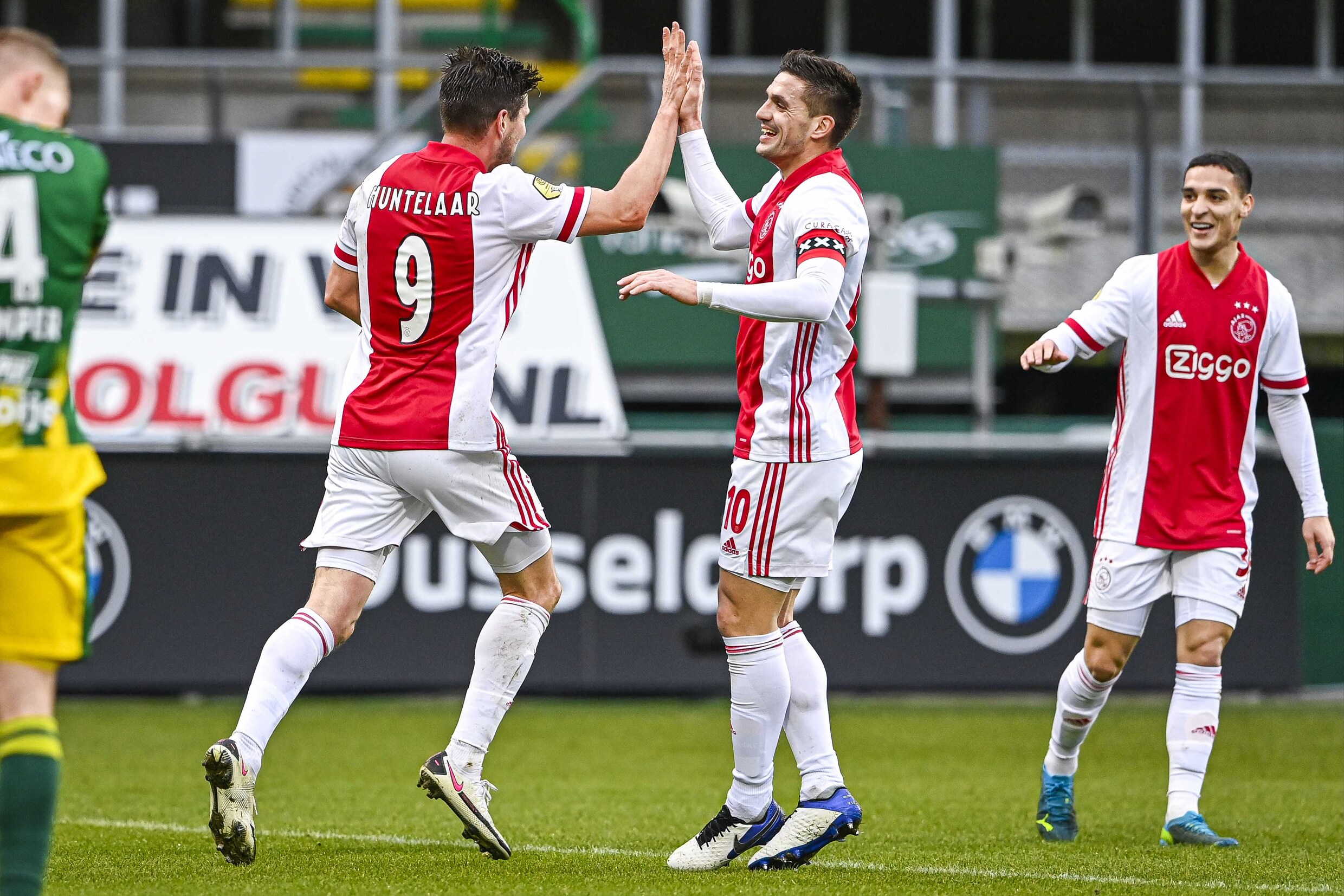 Ajax Wint Met 4-2 Van ADO Dankzij 2 Doelpunten Van Huntelaar | Het Parool