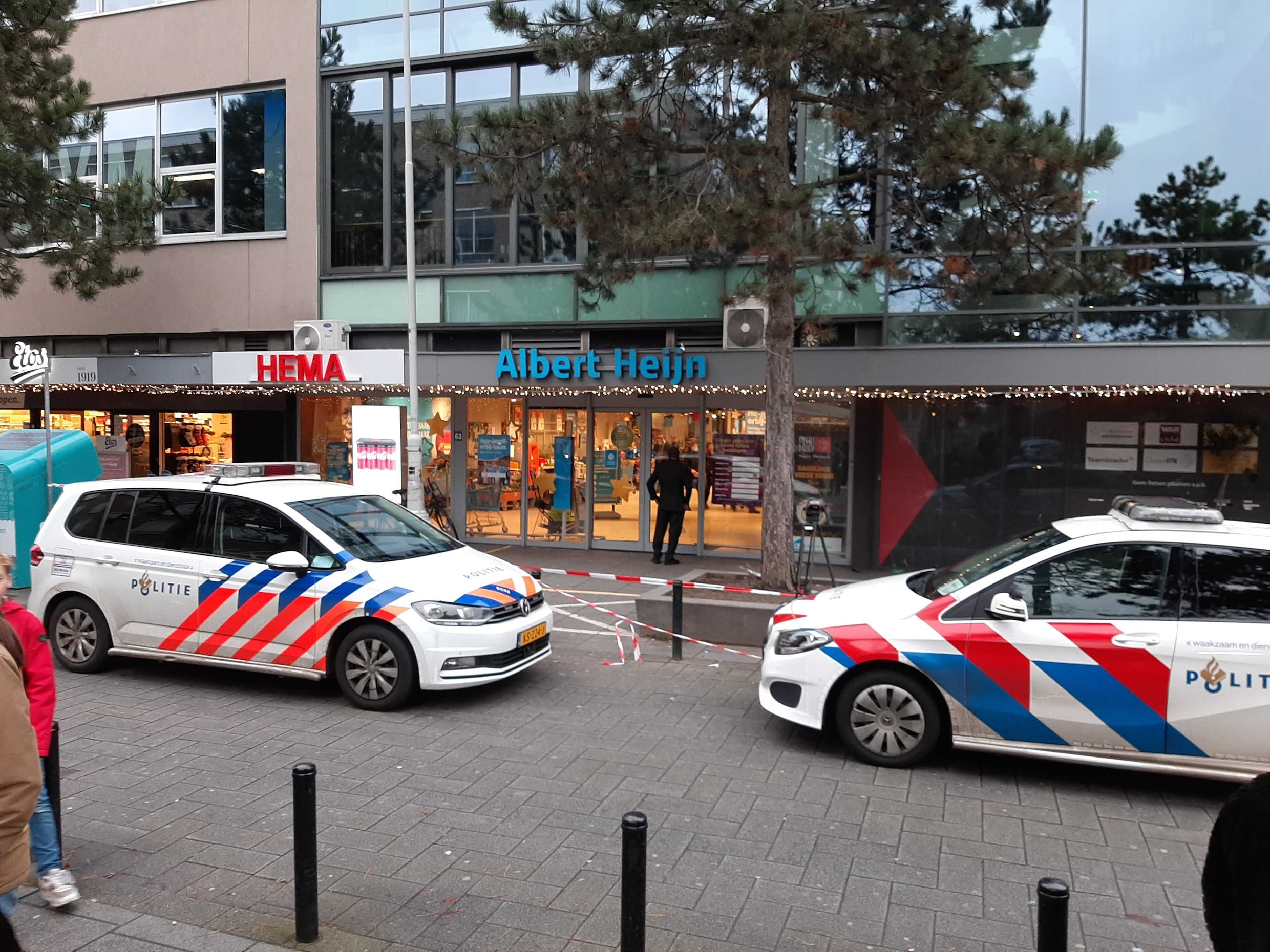 De supermarkt in de Helmholtzstraat kort na het incident.