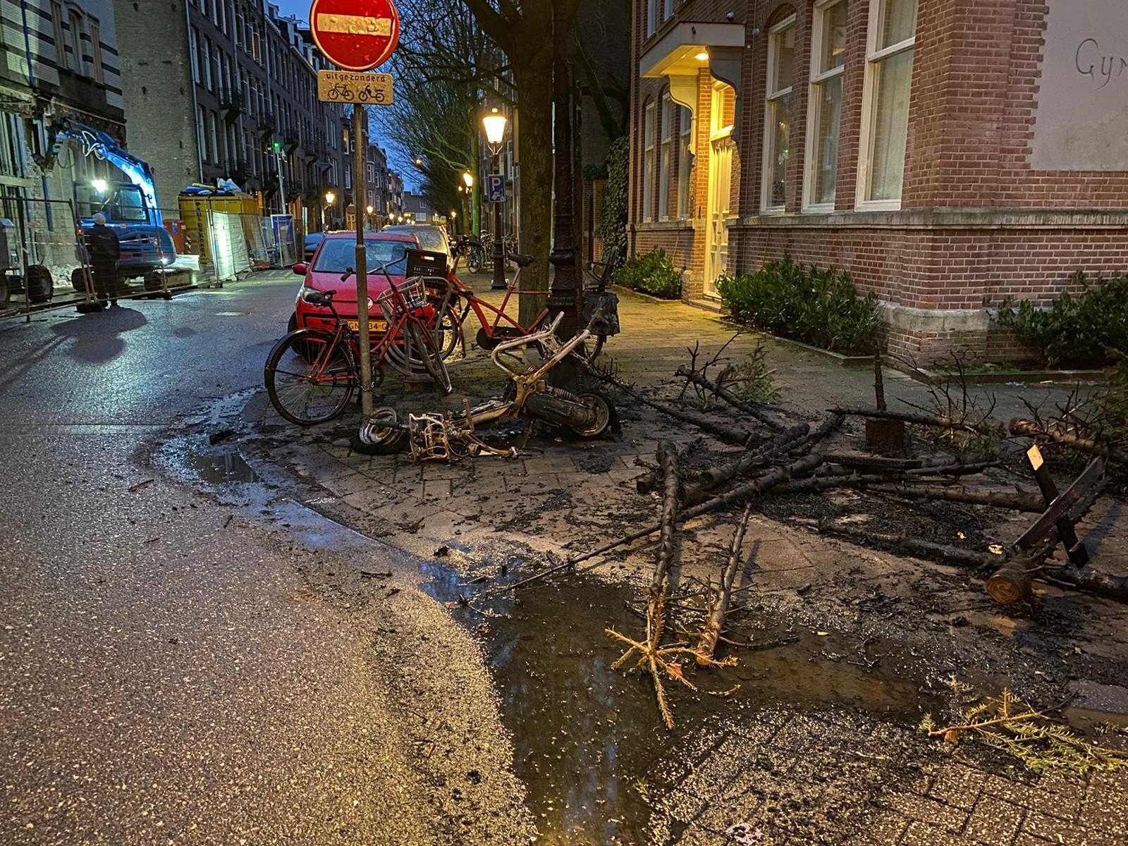 Verzamelpunt kerstbomen in de brand gestoken, inclusief brommer | Het ...
