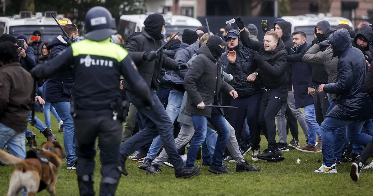 Teruglezen | 190 relschoppers aangehouden, beveiliging bij ambtswoning  Halsema | Het Parool