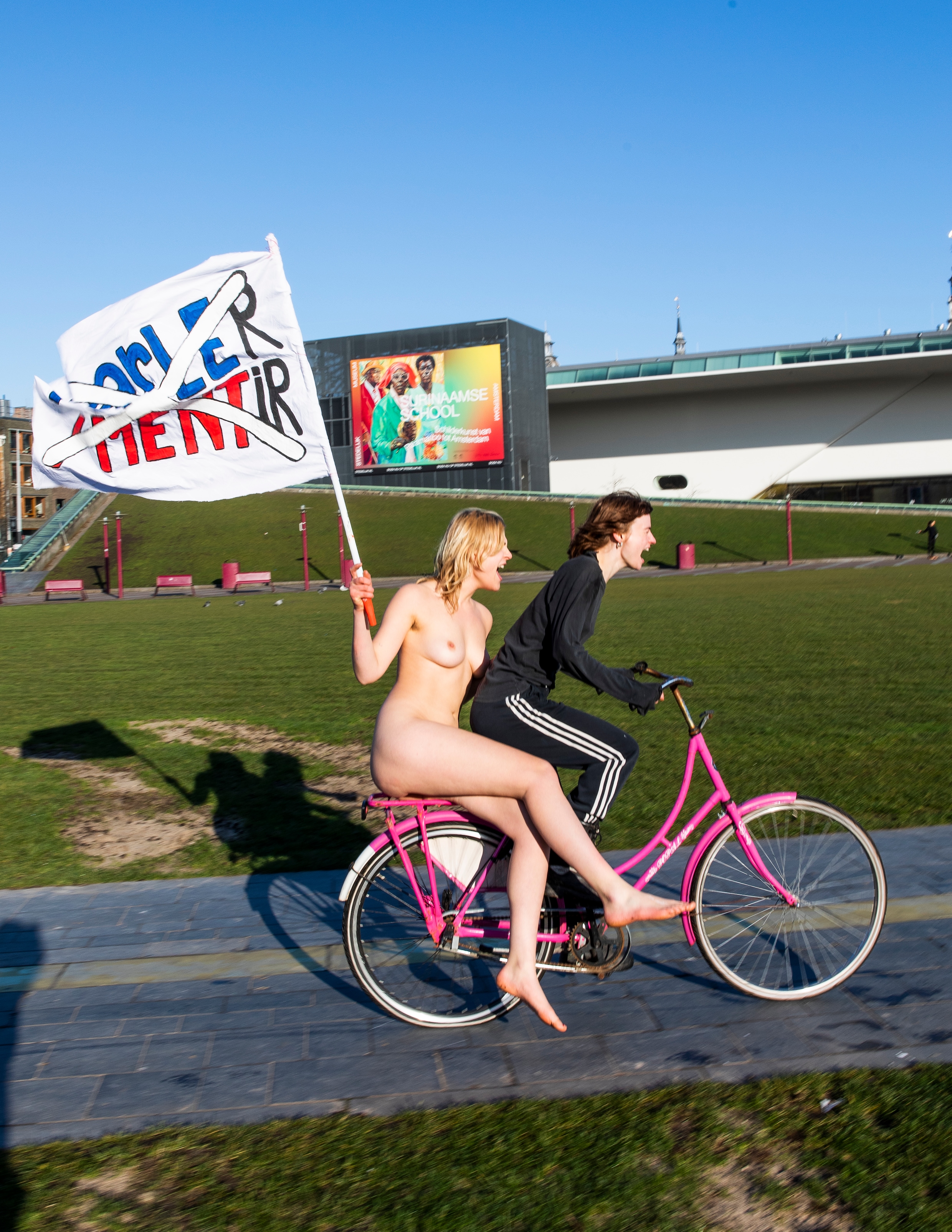 Nelke (22) fietst naakt over Museumplein uit protest tegen rechtse politiek  | Het Parool