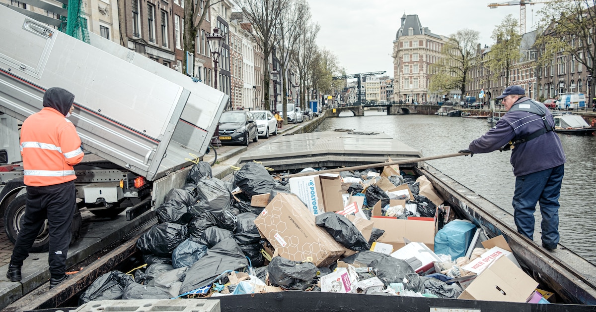 Oude tijden herleven: de vuilnisboot haalt veilig en snel afval op