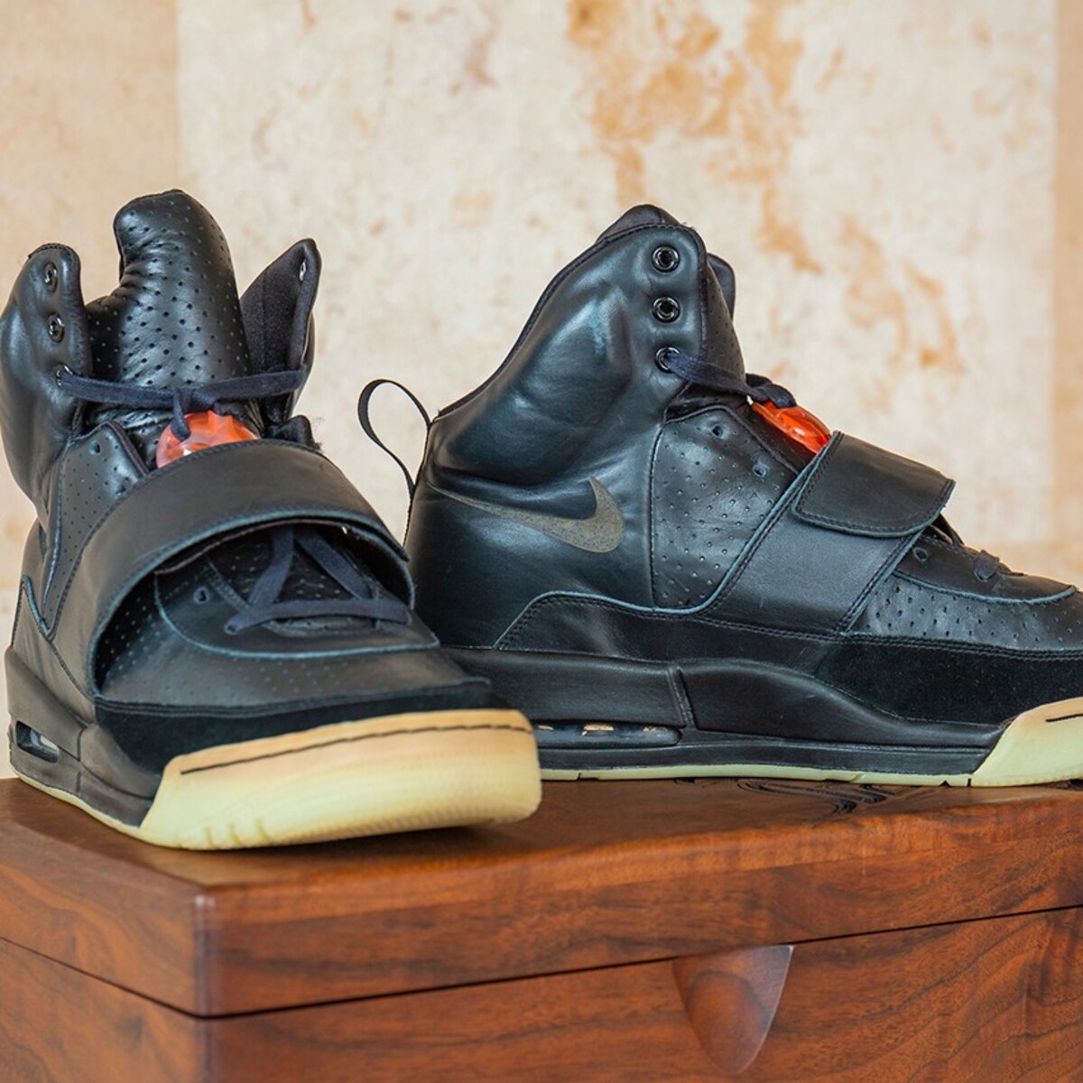Sotheby s veilt Kanye West sneakers. Verwachte opbrengst ruim 1 miljoen dollar Het Parool