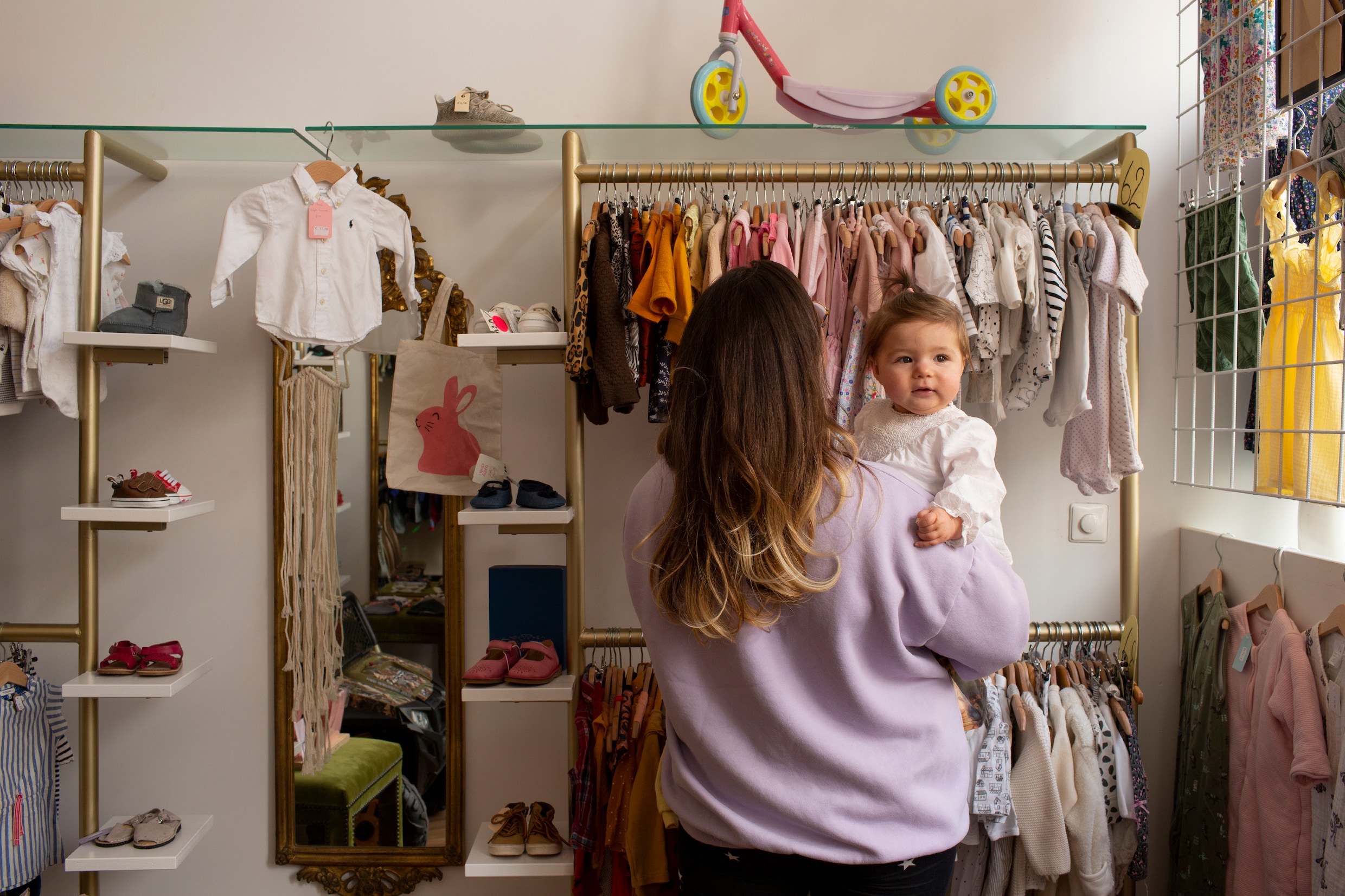 De kleintjes mogen alles bij kledingwinkel Tiny Vintage Het Parool