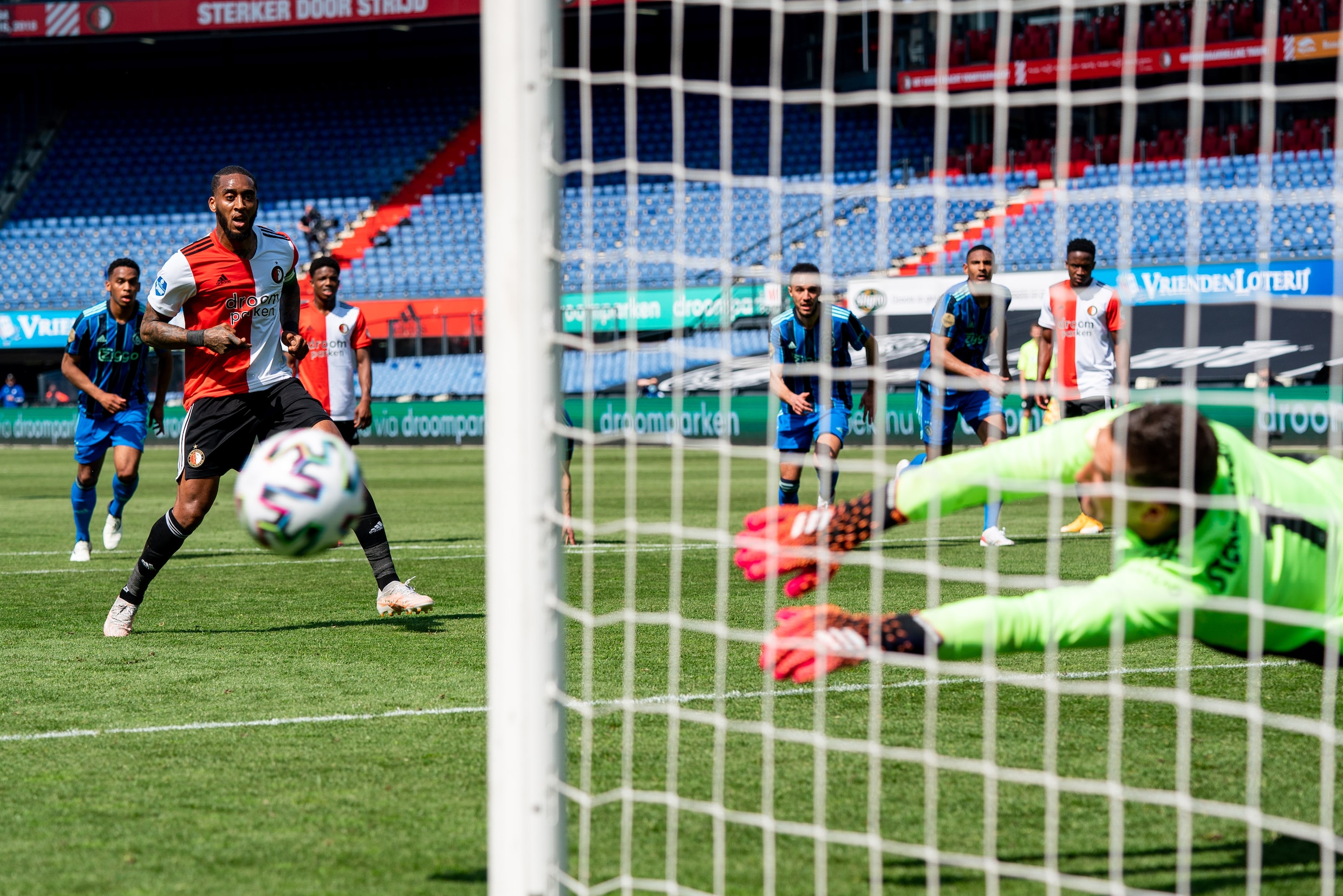 Ajax wint dankzij twee eigen doelpunten en gemiste strafschop Feyenoord